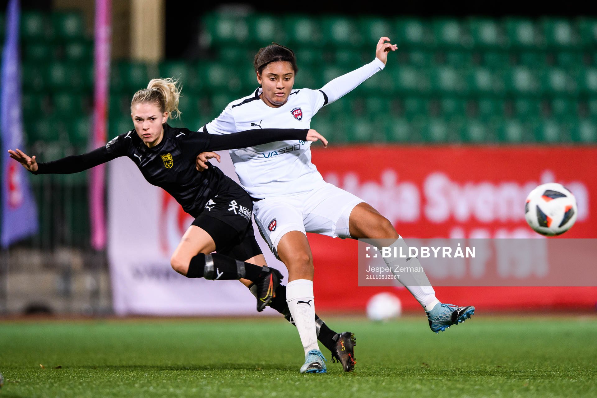 Umeås Stina Gunnebrink och Rosengårds Jo-Anne Agbor Tataw
