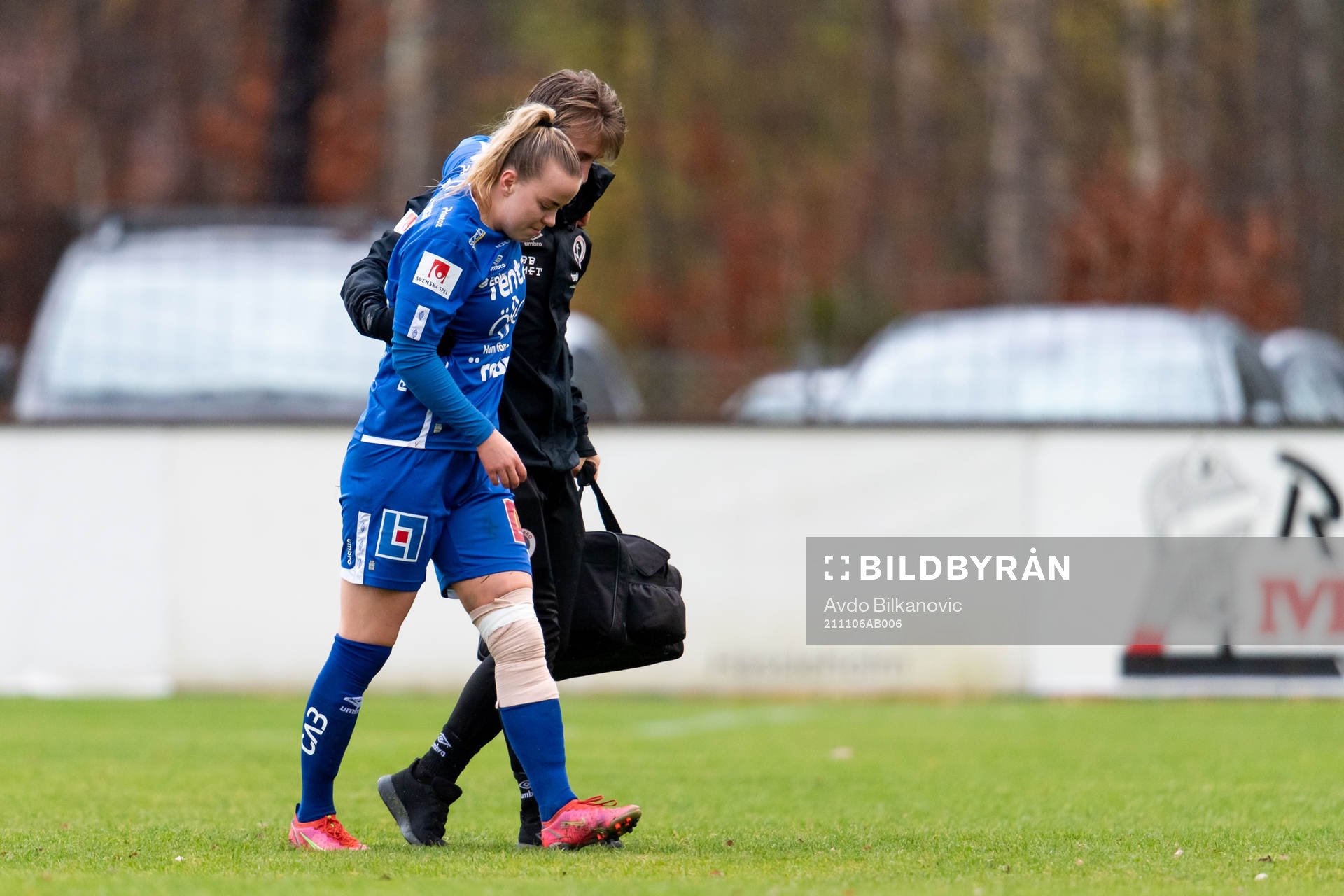 Örebros Berglind Ros Augustdottir lämnar planen skadad