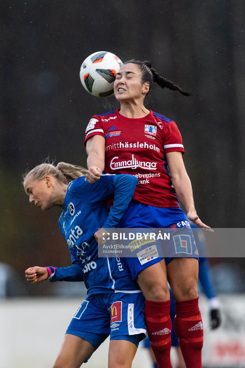 Vittsjös Michelle De Jongh i nickduell mot Örebros Sara Lilja Vidlund under fotbollsmatchen i Damallsvenskan mellan Vittsjö och Örebro den 6 november 2021 i Vittsjö. 