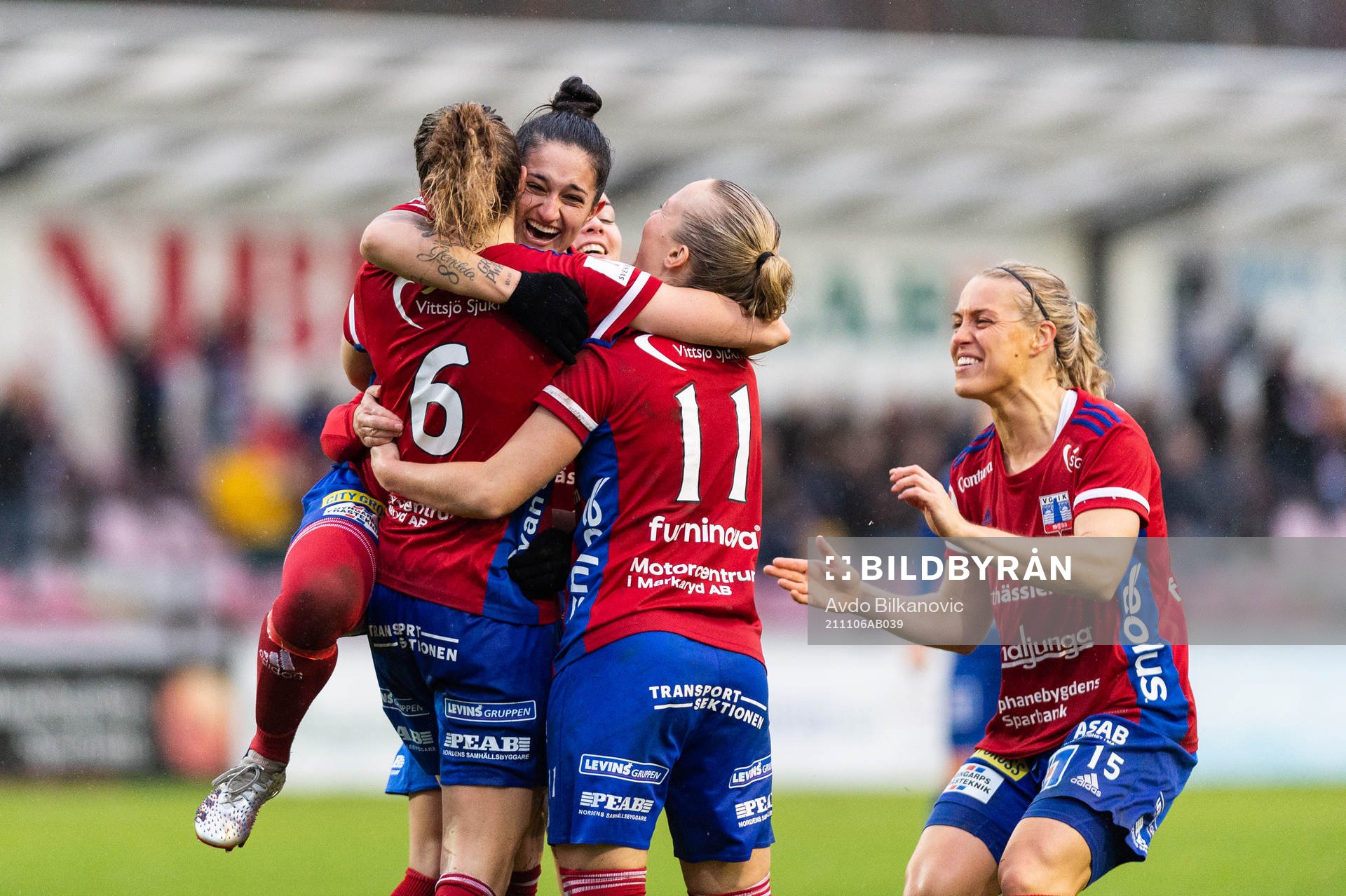 Vittsjös Clara Markstedt, Fernanda Da Silva, Tove Almqvist och Nellie Persson jublar under fotbollsmatchen i Damallsvenskan mellan Vittsjö och Örebro den 6 november 2021 i Vittsjö.