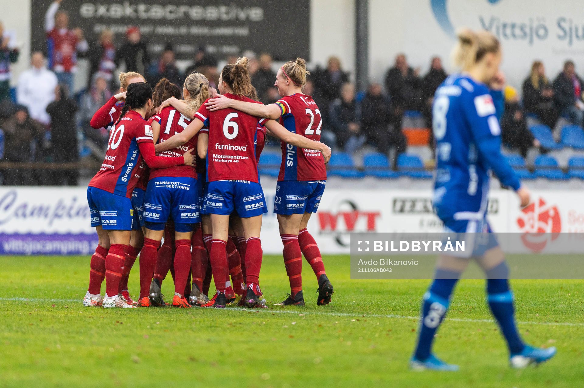 Vittsjös spelare jublar medan Örebros Nathalie Hoff