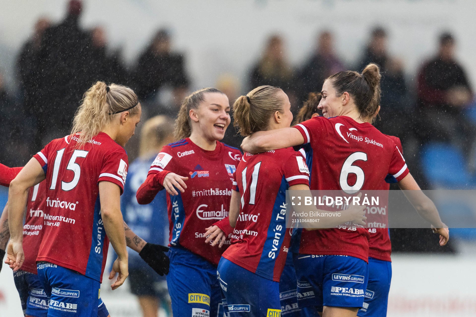 Vittsjös Tove Almqvist och Clara Markstedt jublar