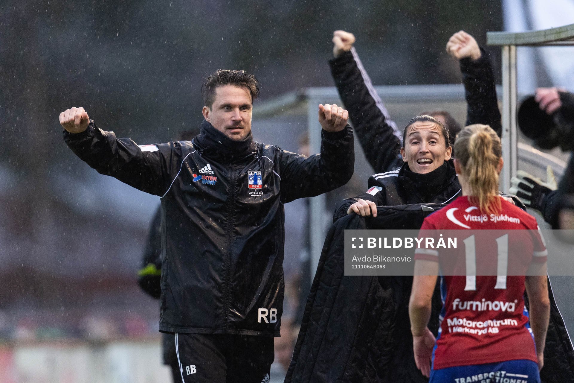 Vittsjös tränare Robert Bergström jublar