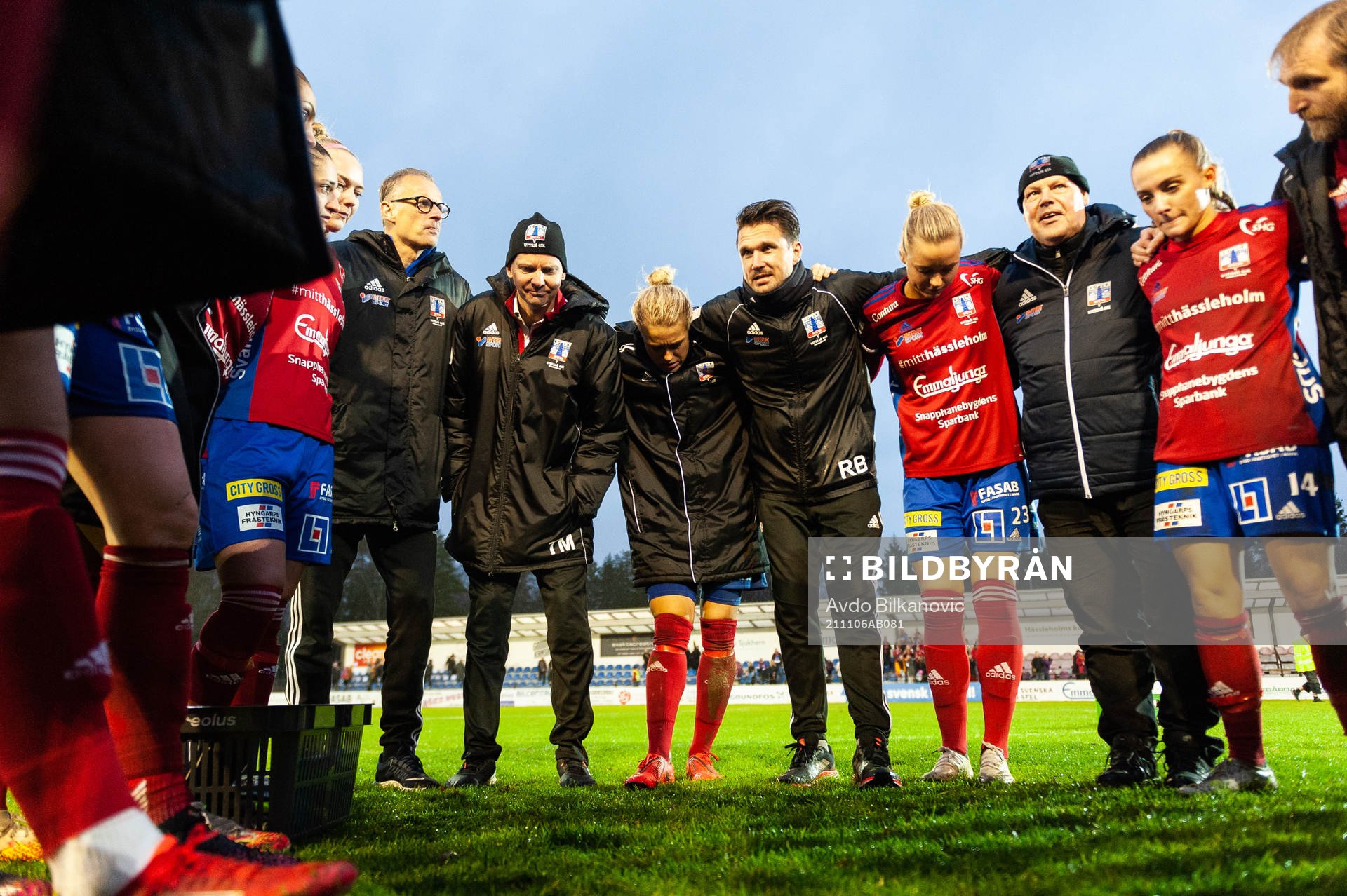 Vittsjös tränare Robert Bergström håller tal