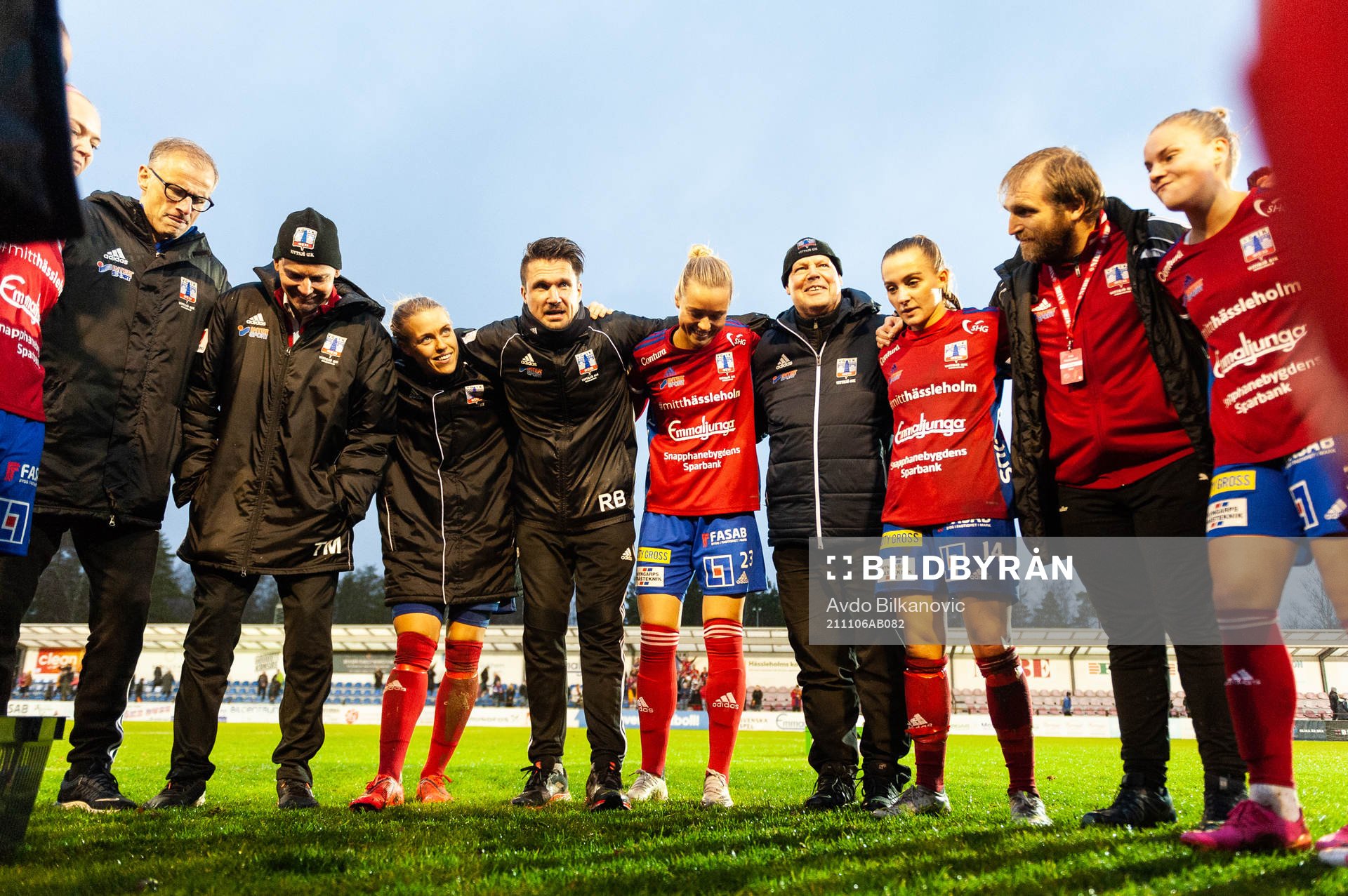 Vittsjös tränare Robert Bergström håller tal efter slutsignalen under fotbollsmatchen i Damallsvenskan mellan Vittsjö och Örebro den 6 november 2021 i Vittsjö.