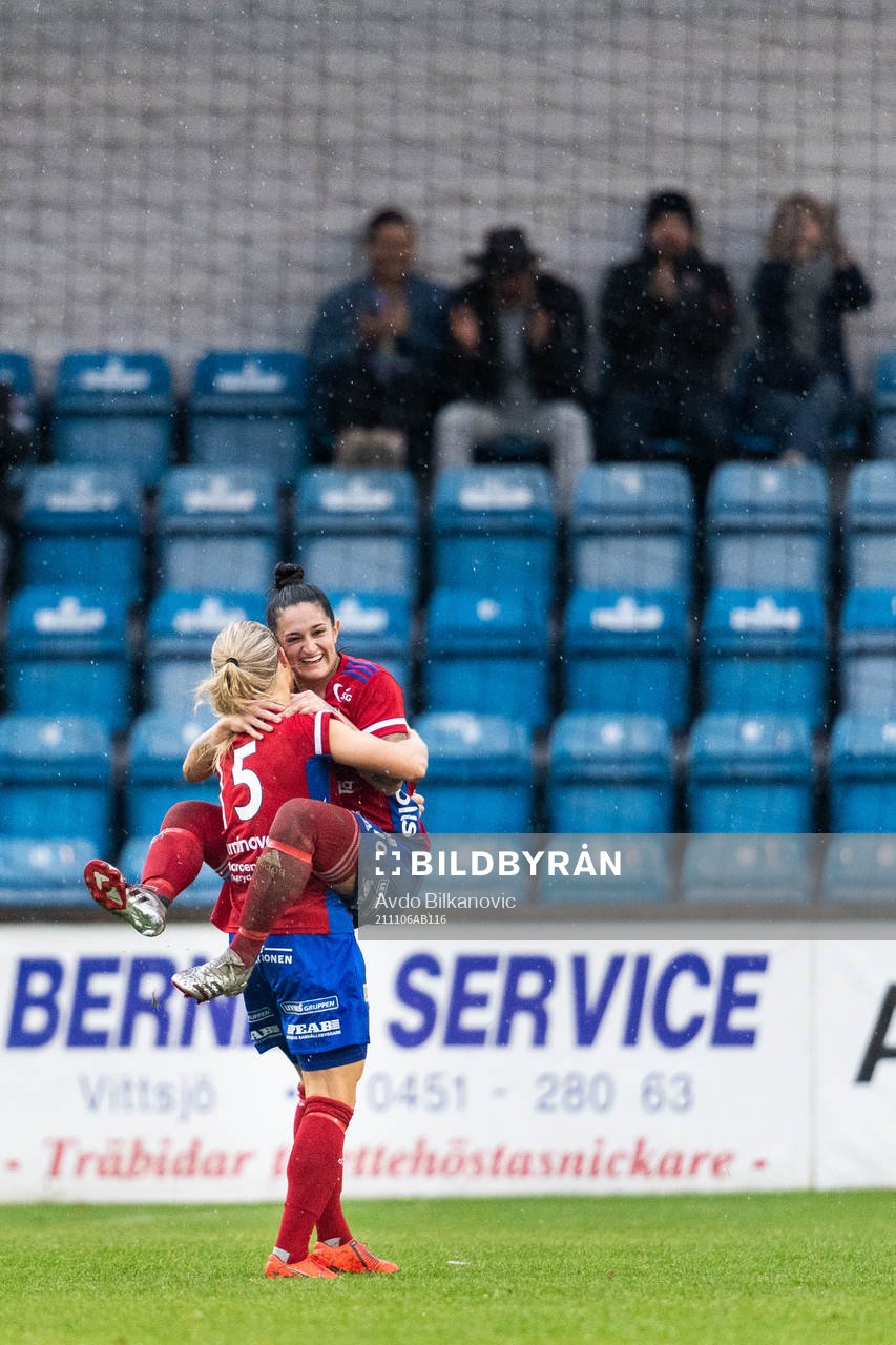 Vittsjös Nellie Persson och Fernanda Da Silva jublar under fotbollsmatchen i Damallsvenskan mellan Vittsjö och Örebro den 6 november 2021 i Vittsjö.