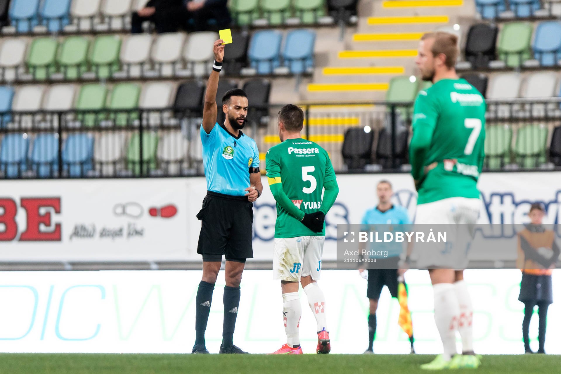 Jönköpings Fredric Fendrich får gult kort av domare