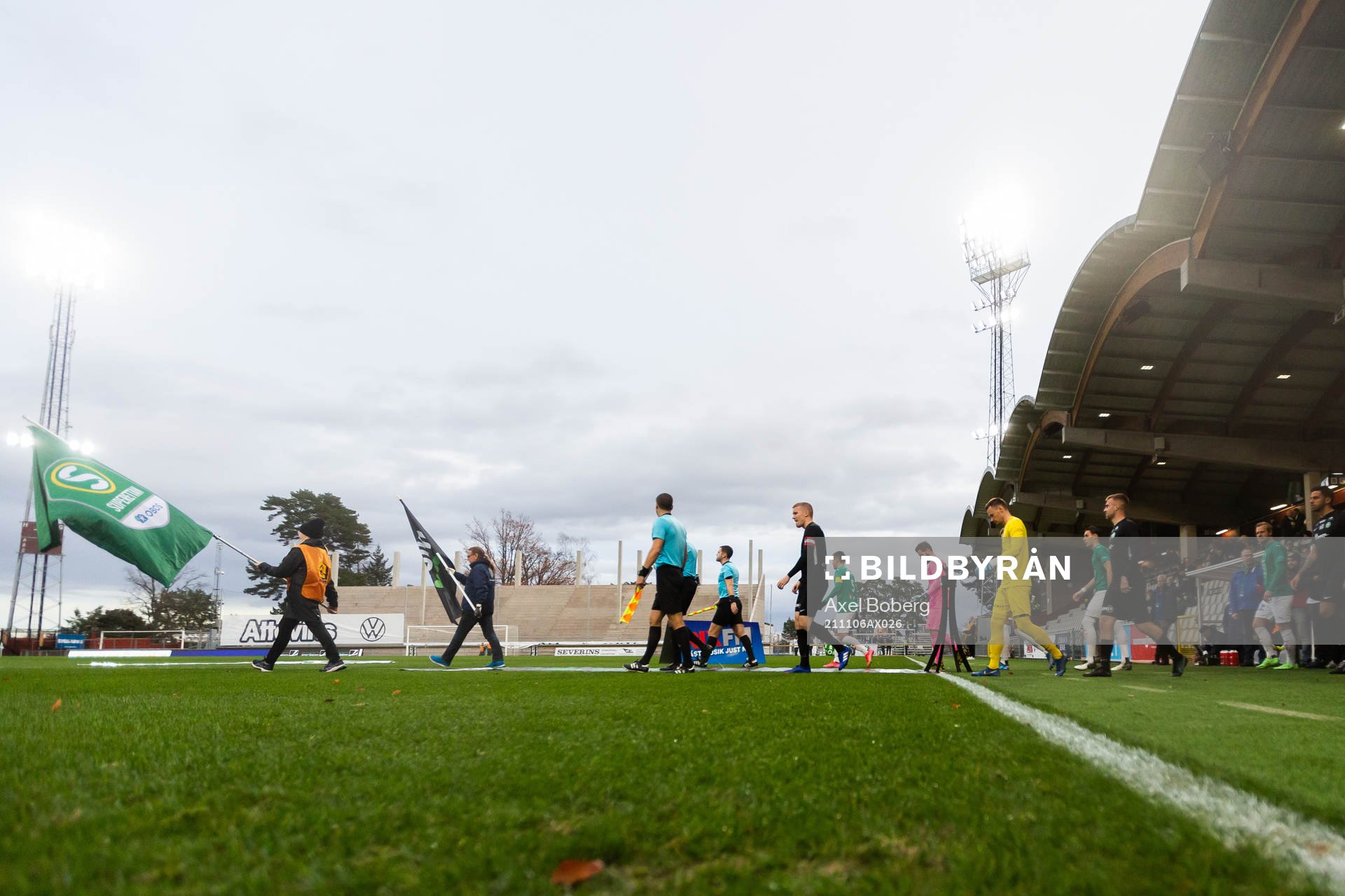 Spelare ur Västerås och Jönköping går in på planen