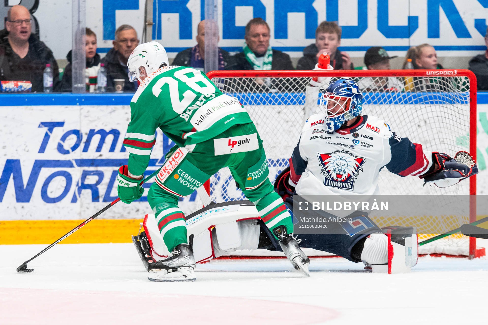 Linköpings målvakt Marcus Högberg räddar ett läge