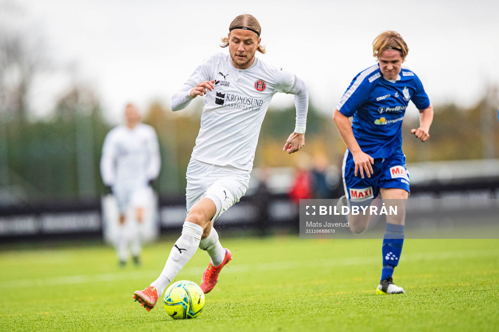 Hittarps IKs Oliver Åkerman under fotbollsmatchen i div 3 sydvästra götaland, mellan Hittarp och Ljungby den 6 november 2021 i Hittarp. 