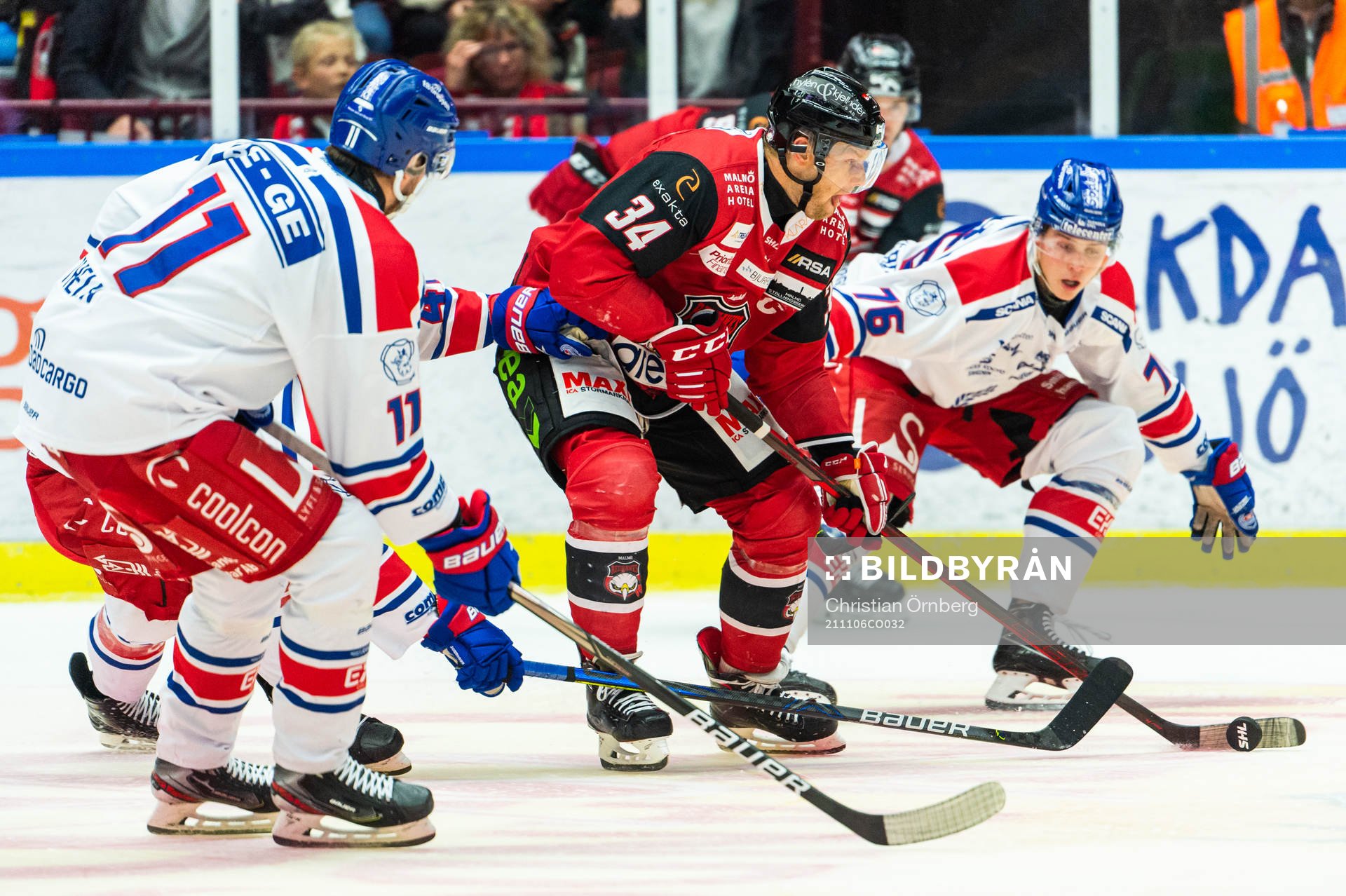 Malmö Redhawks Carl Söderberg i kamp om pucken med