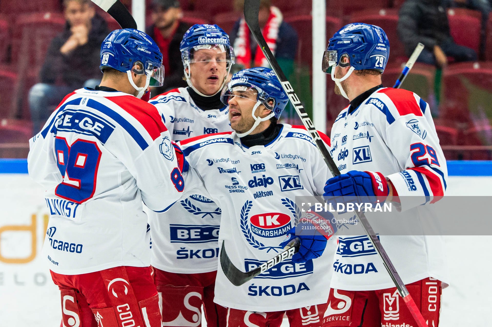 Oskarshamns Patrik Karlkvist (v) jublar med lagkamrater