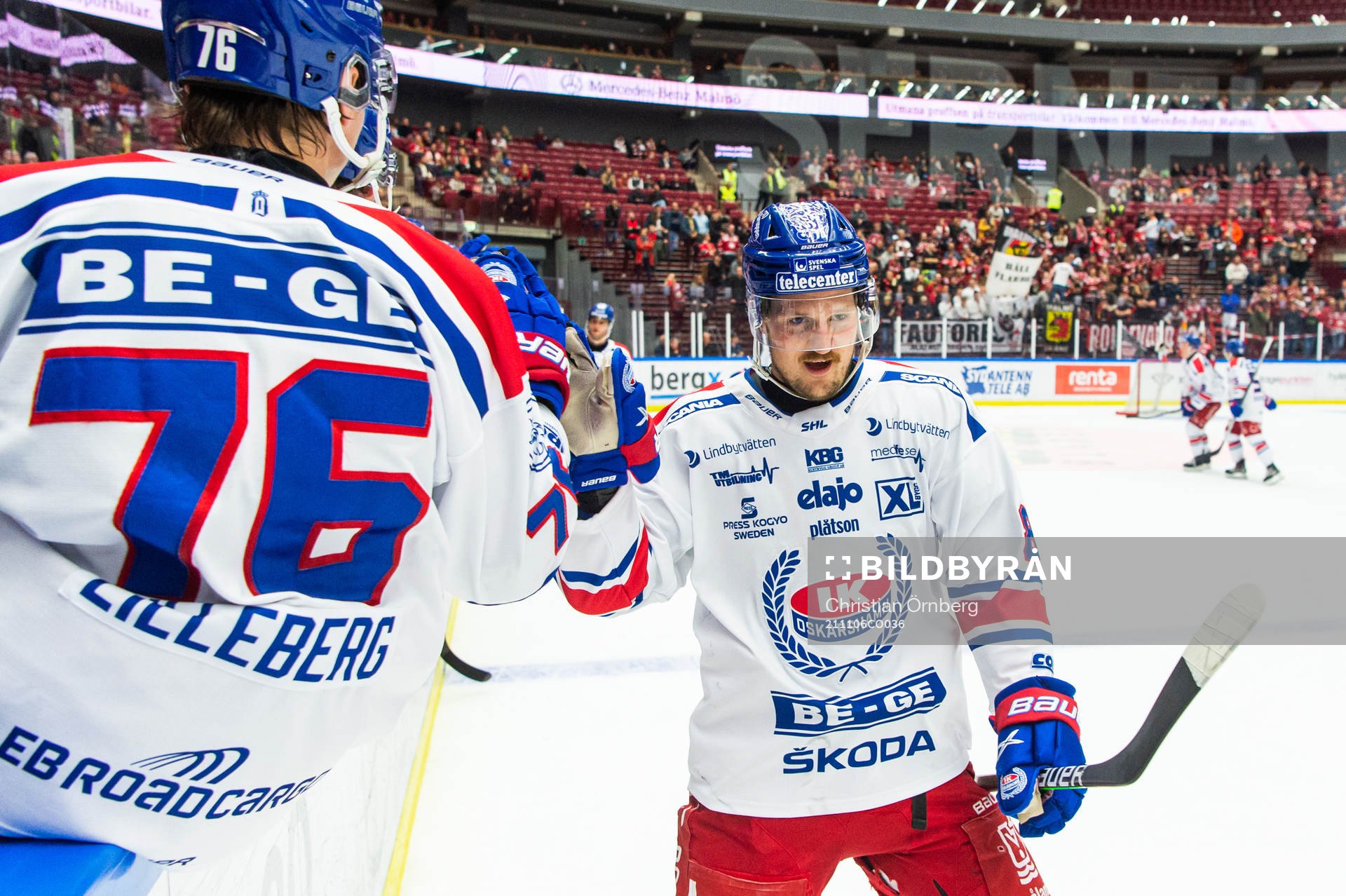 Oskarshamns Patrik Karlkvist (v) jublar med lagkamrater