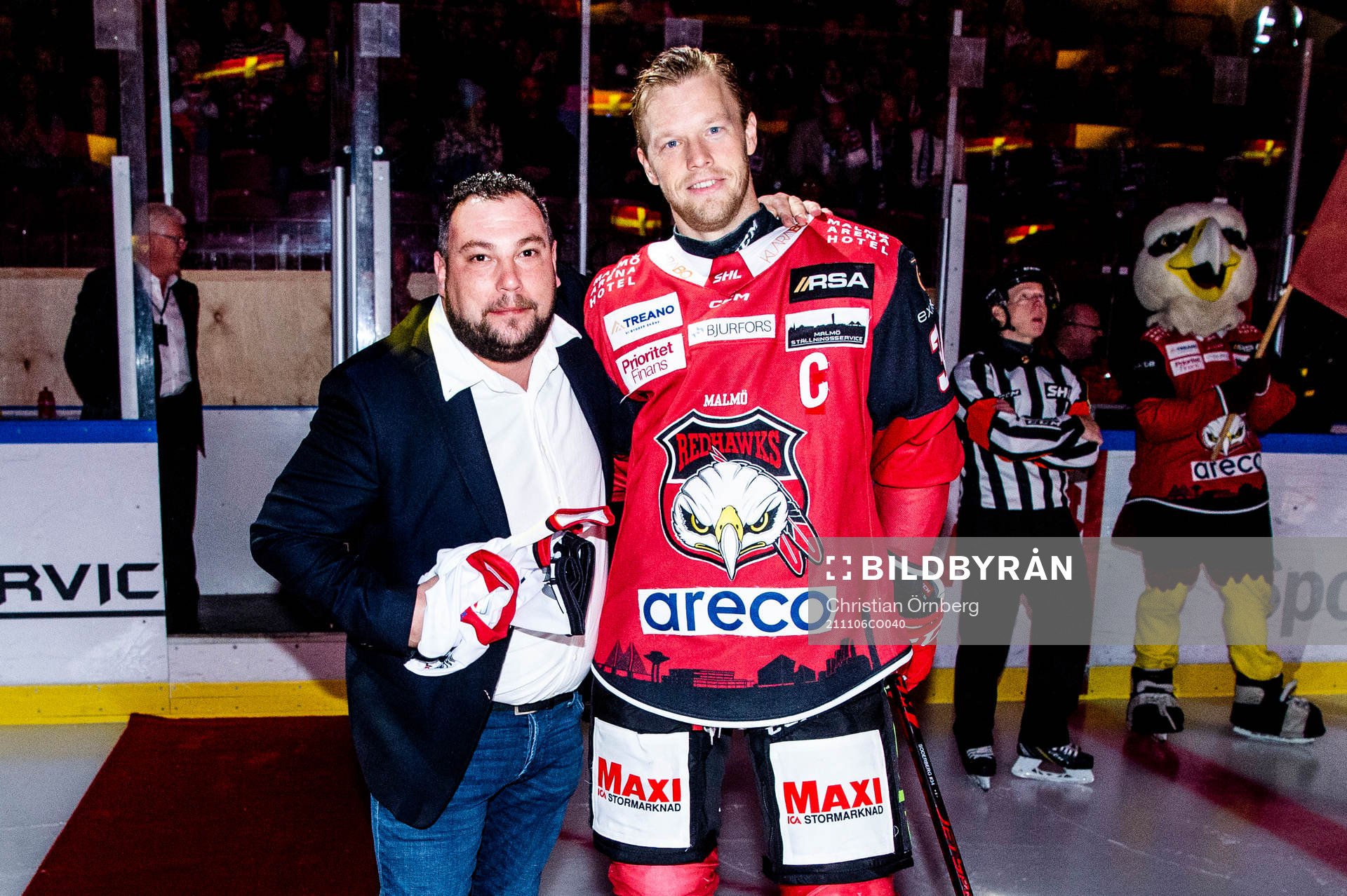 Matchsponsorn Allpipe tar emot en tröja av Malmö Redhawks