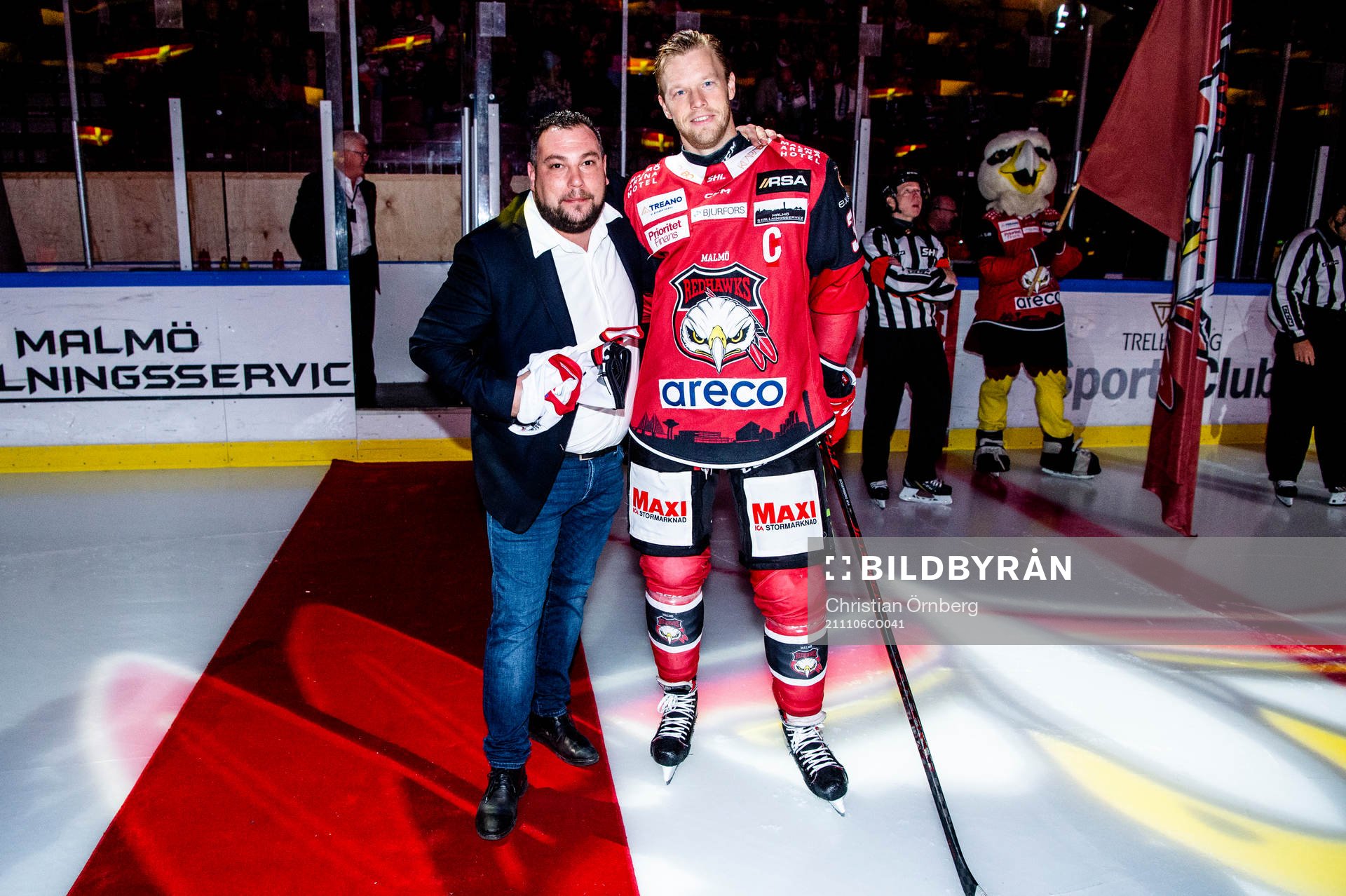 Matchsponsorn Allpipe tar emot en tröja av Malmö Redhawks