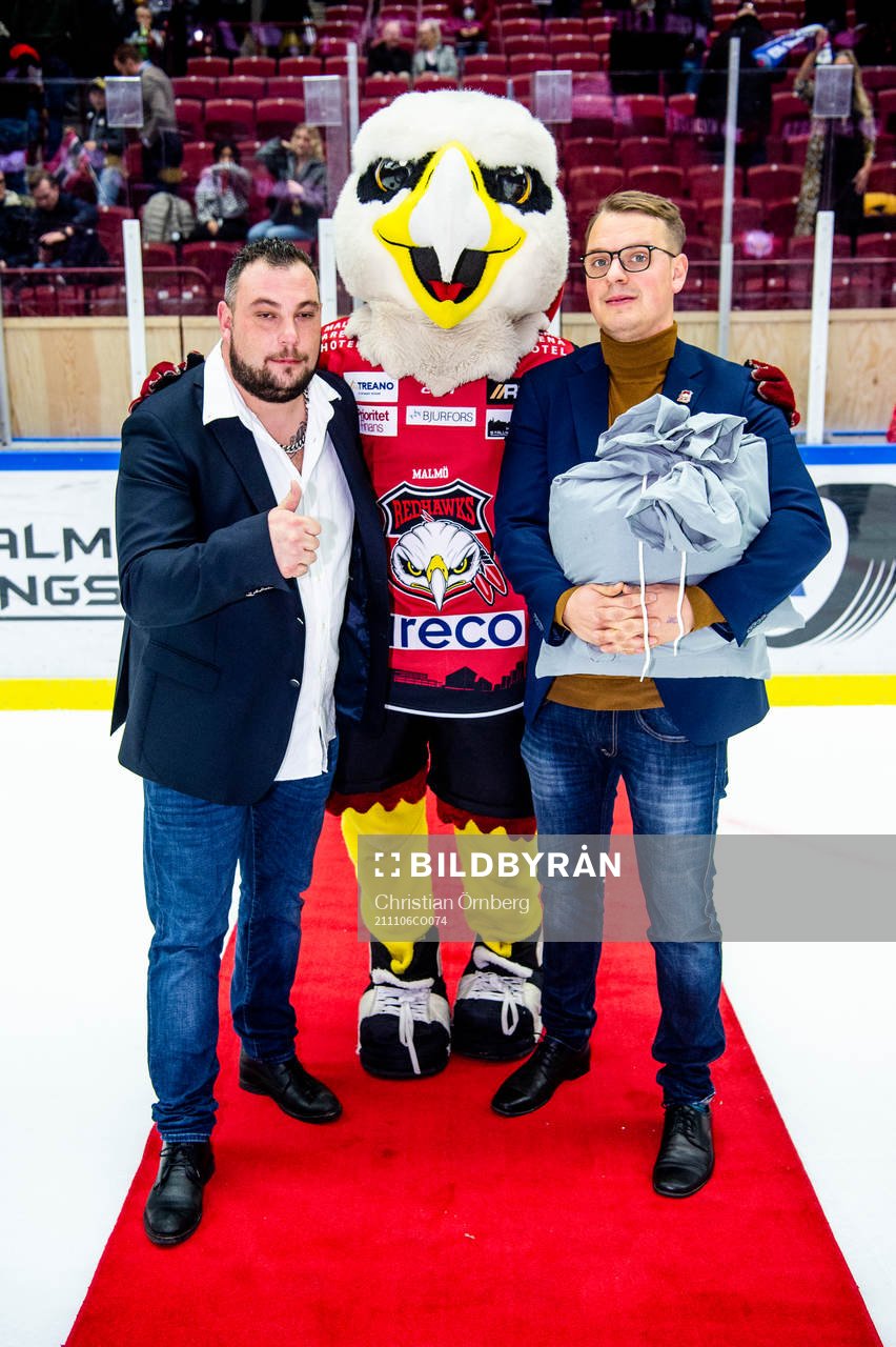 Matchsponsorn Allpipe med Malmö Redhawks maskot Hawkan
