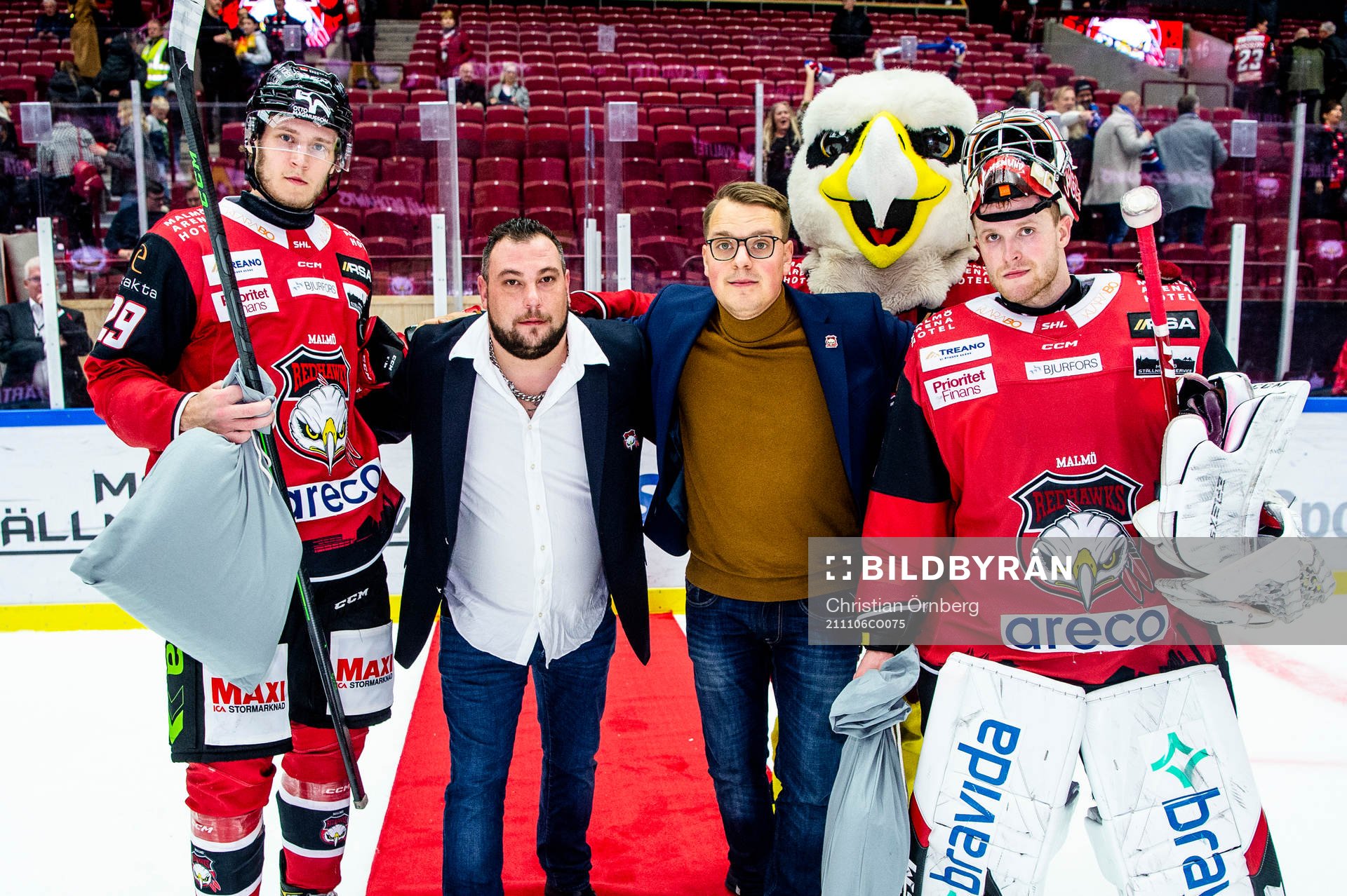 Matchsponsorn Allpipe delar ut pris till matchens lirare i