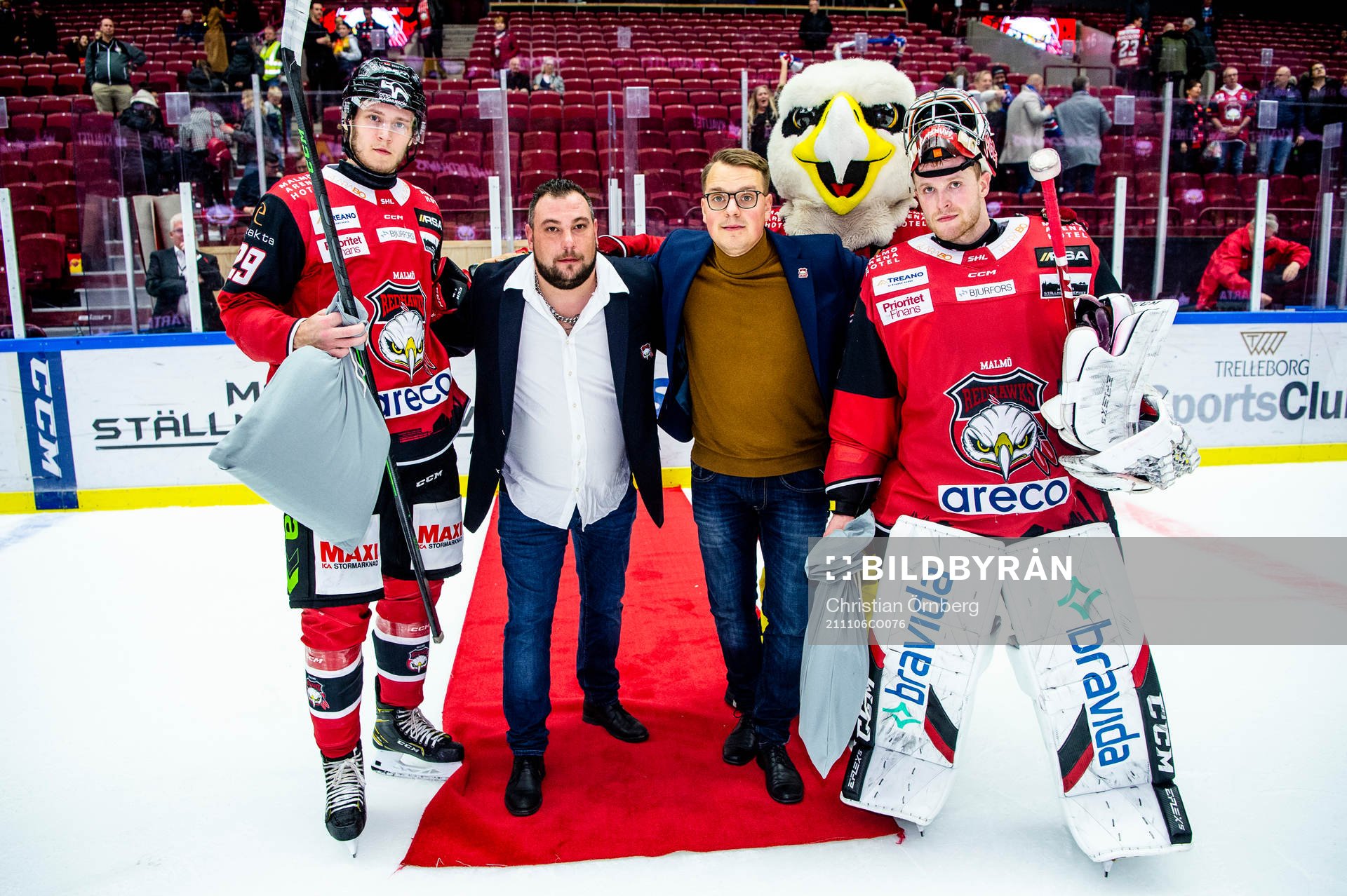 Matchsponsorn Allpipe delar ut pris till matchens lirare i