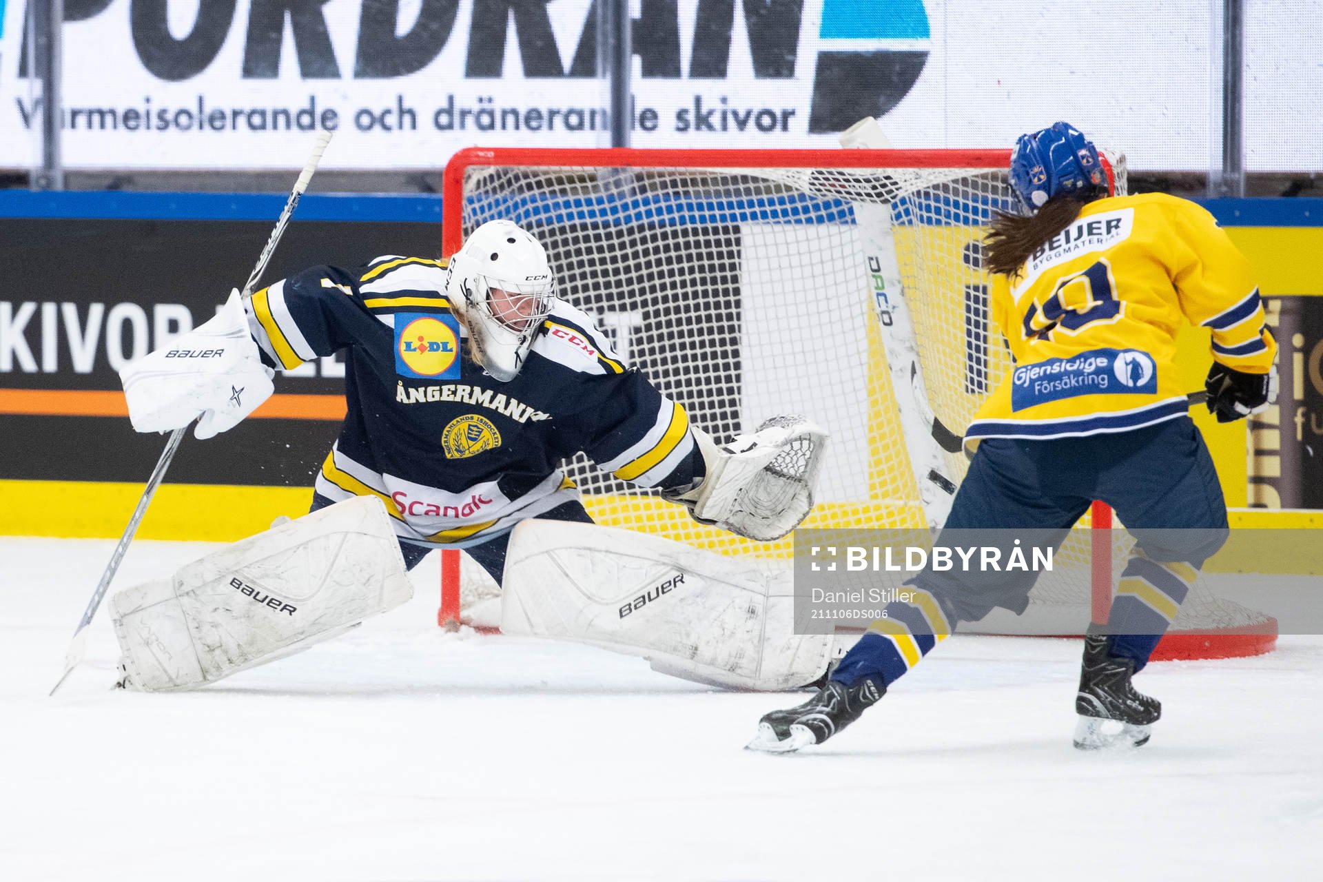 Ångermanlands målvakt Ebba Lindström ser Dalarnas Nellie