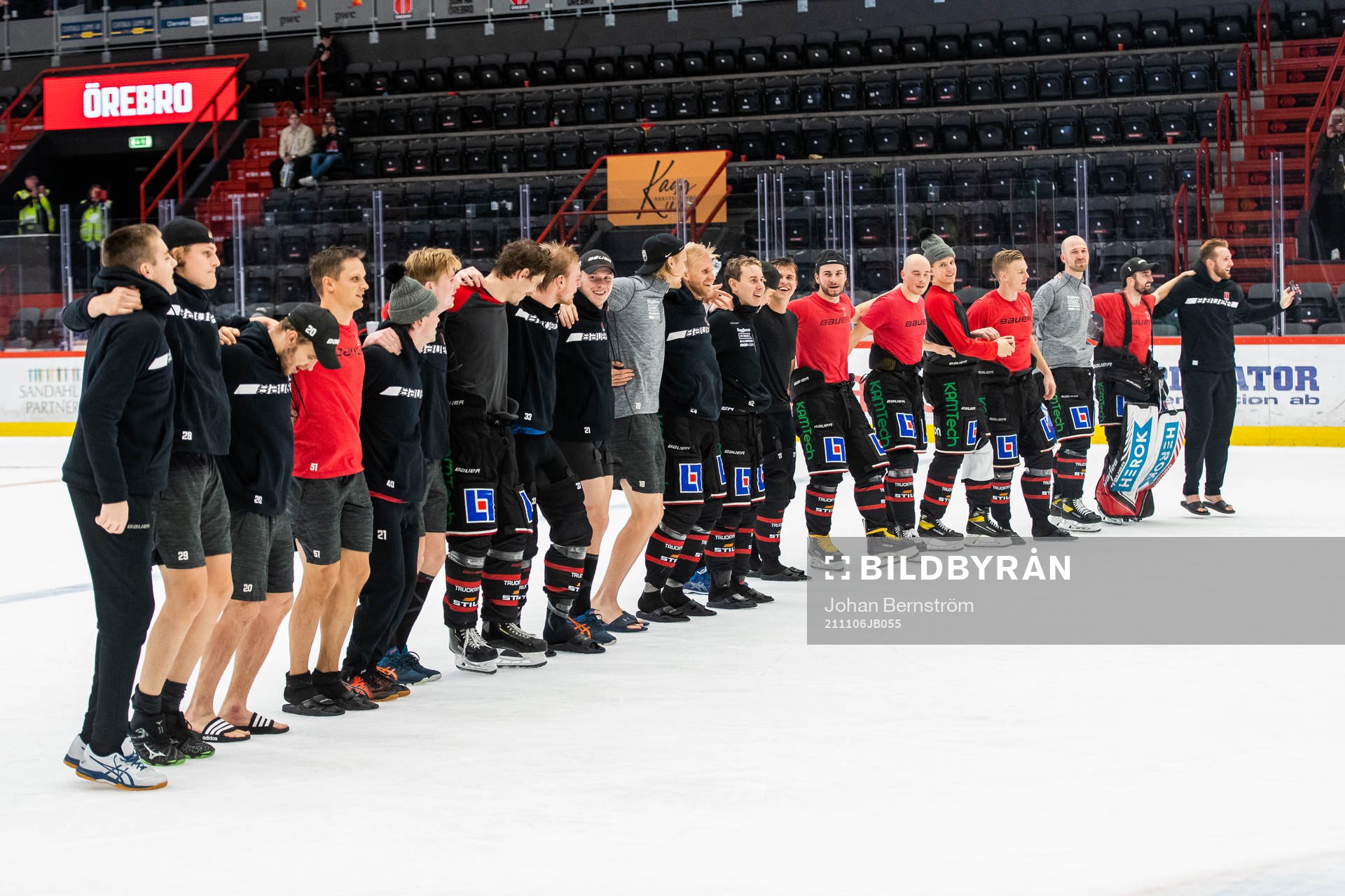 Örebros spelare tackar publiken
