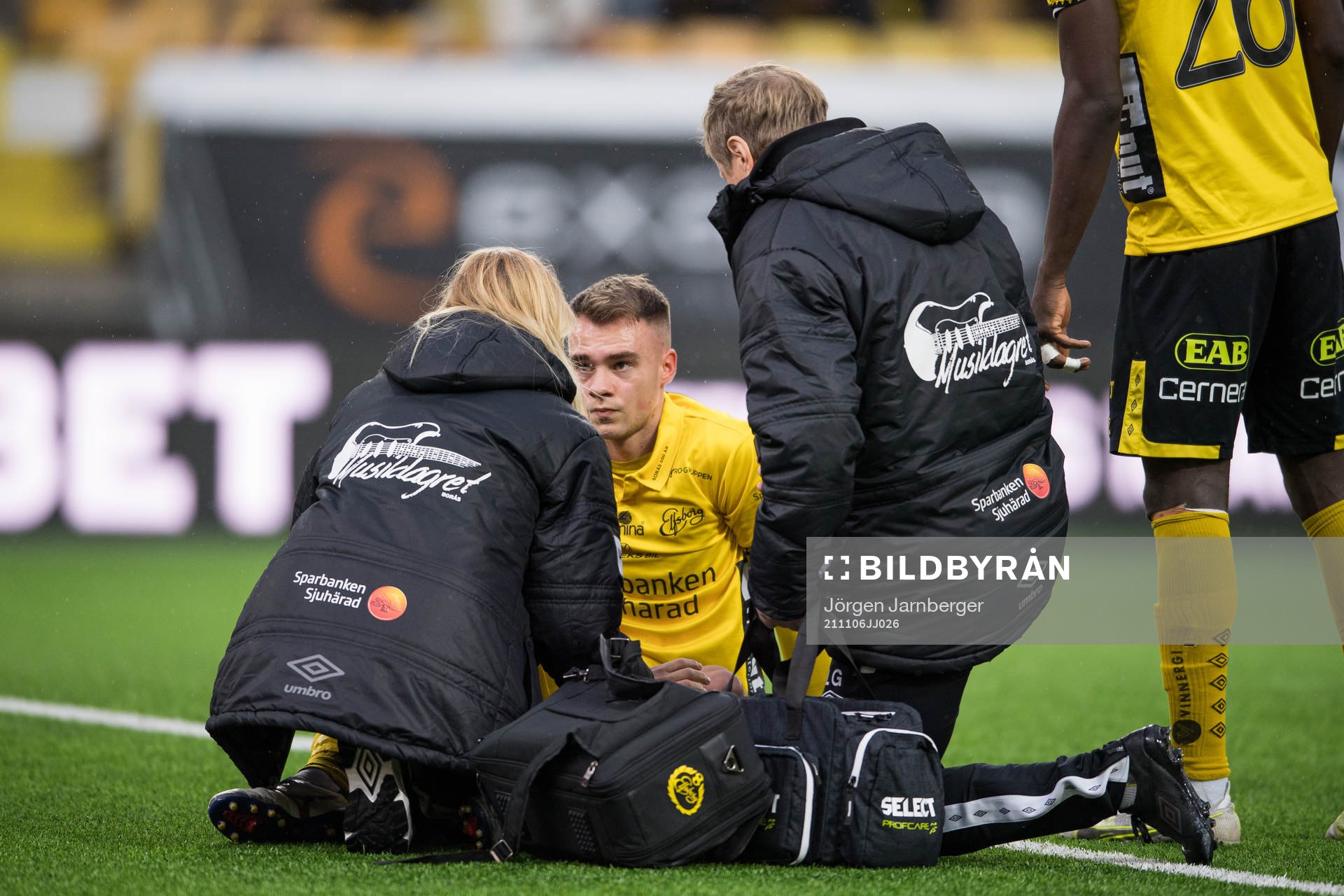 Elfsborgs Leo Väisänen blir sittandes och undersöks av