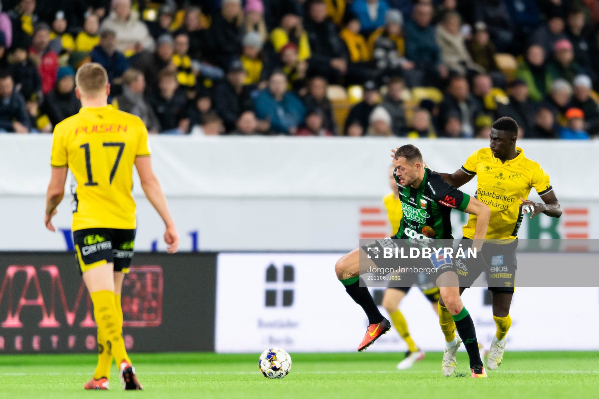Varbergs Albert Ejupi och Elfsborgs Marokhy Ndione under fotbollsmatchen i Allsvenskan mellan Elfsborg och Varberg den 6 november 2021 i Borås.