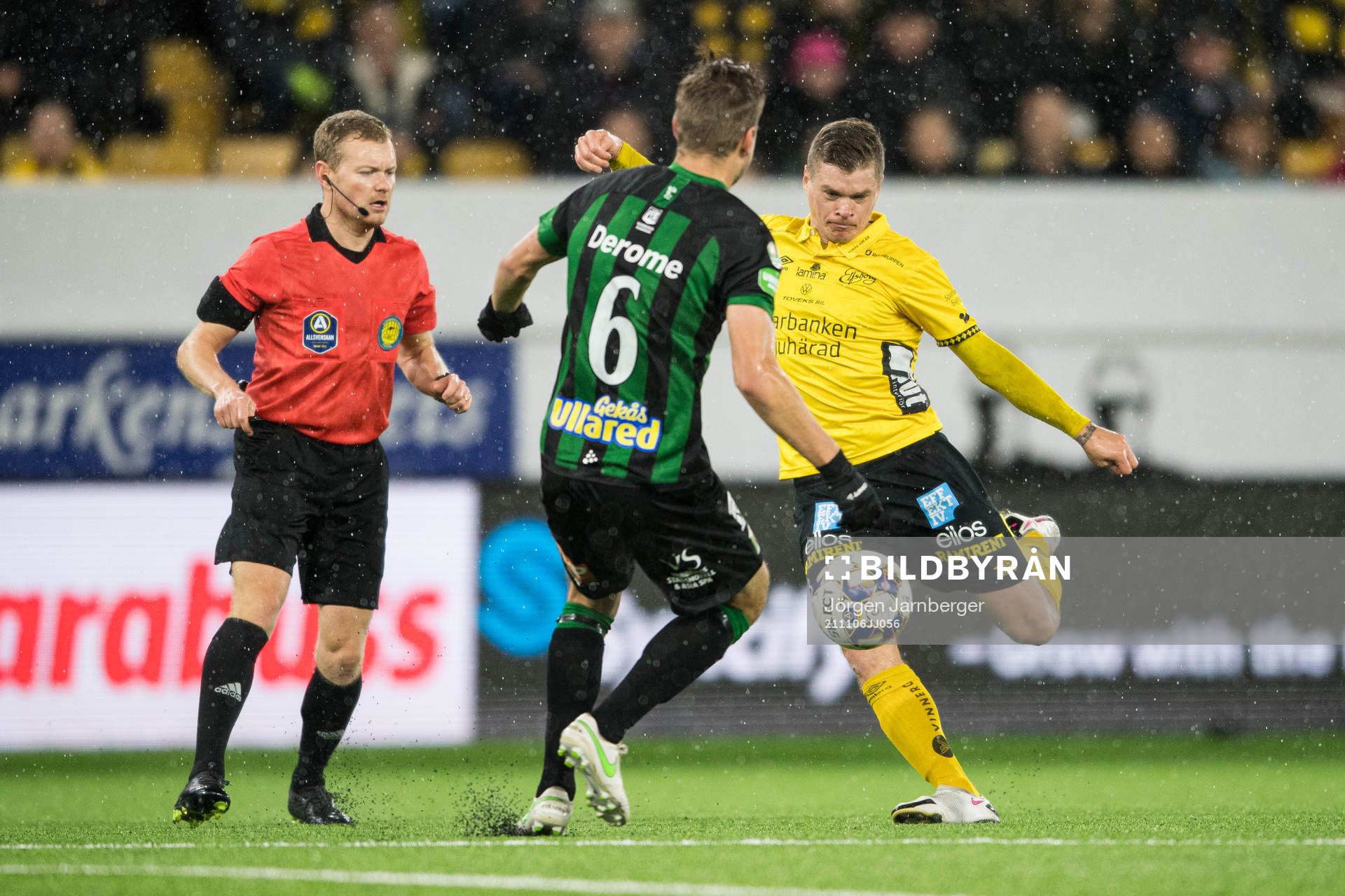 Domare Fredrik Klitte och Elfsborgs Samuel Holmén