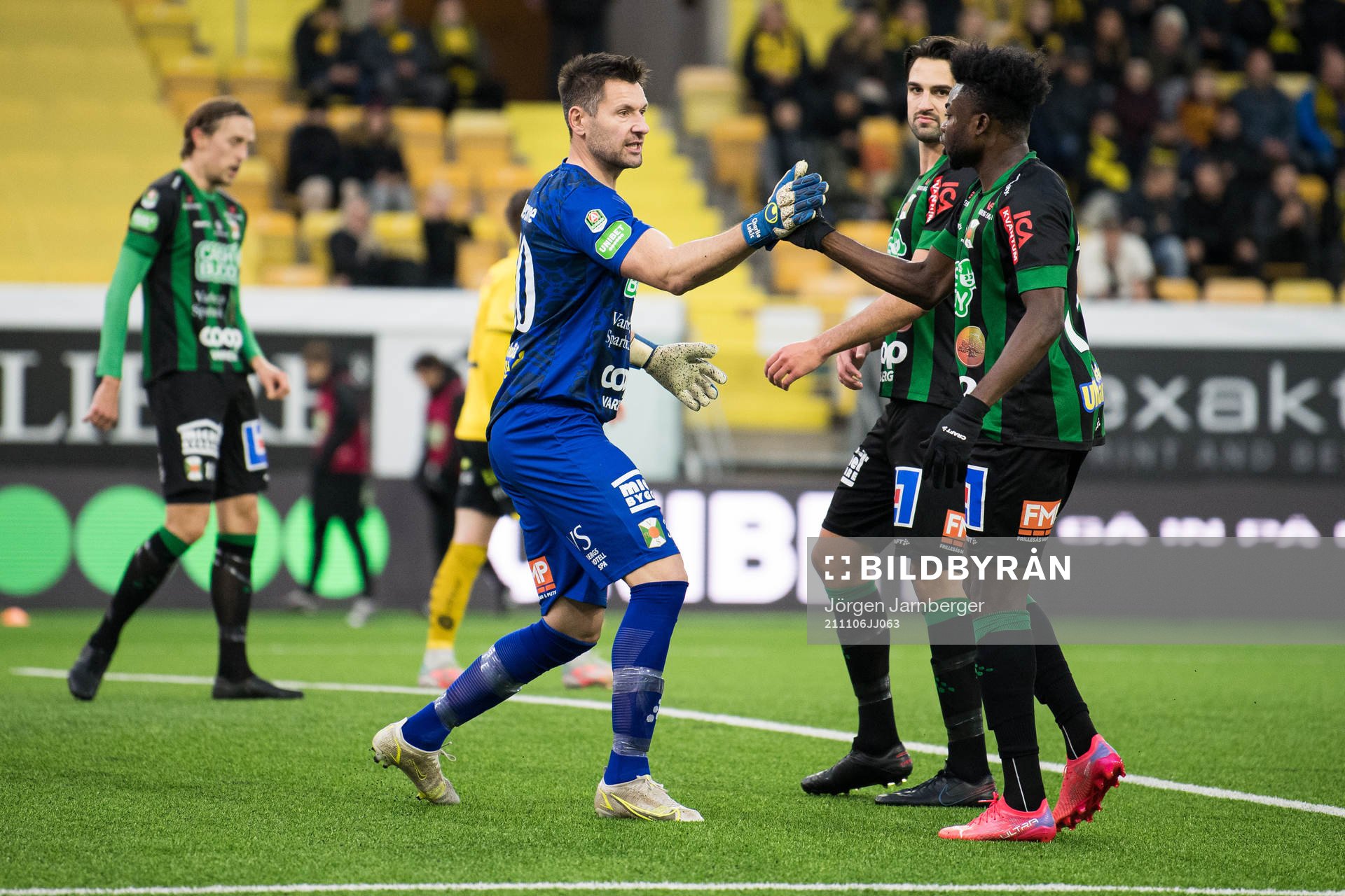 Varbergs målvakt Stojan Lukic jublar med Gideon Mensah