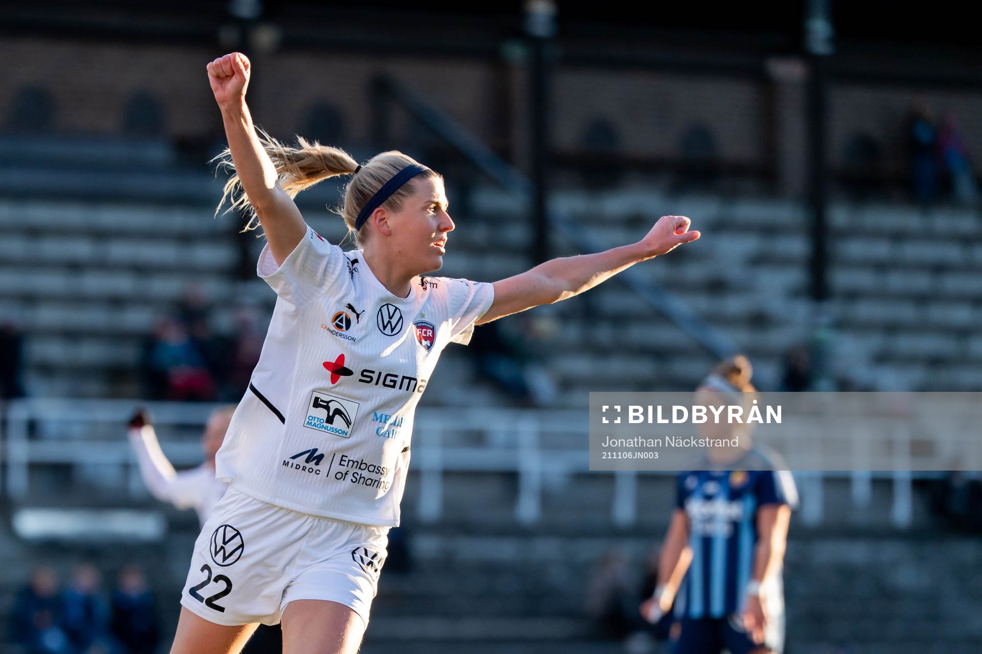 Rosengårds Olivia Schough jublar efter 0-1 under fotbollsmatchen i Damallsvenskan mellan Djurgården och FC Rosengård den 6 november 2021 i Stockholm.