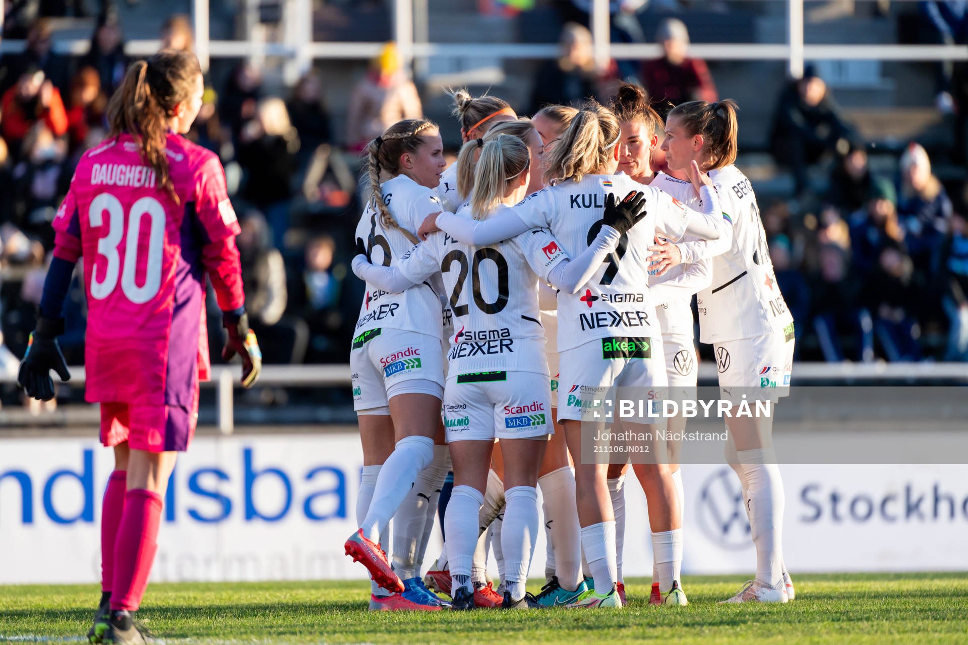 Rosengårds spelare jublar efter 0-2 av Mimmi Larsson under fotbollsmatchen i Damallsvenskan mellan Djurgården och FC Rosengård den 6 november 2021 i Stockholm. 