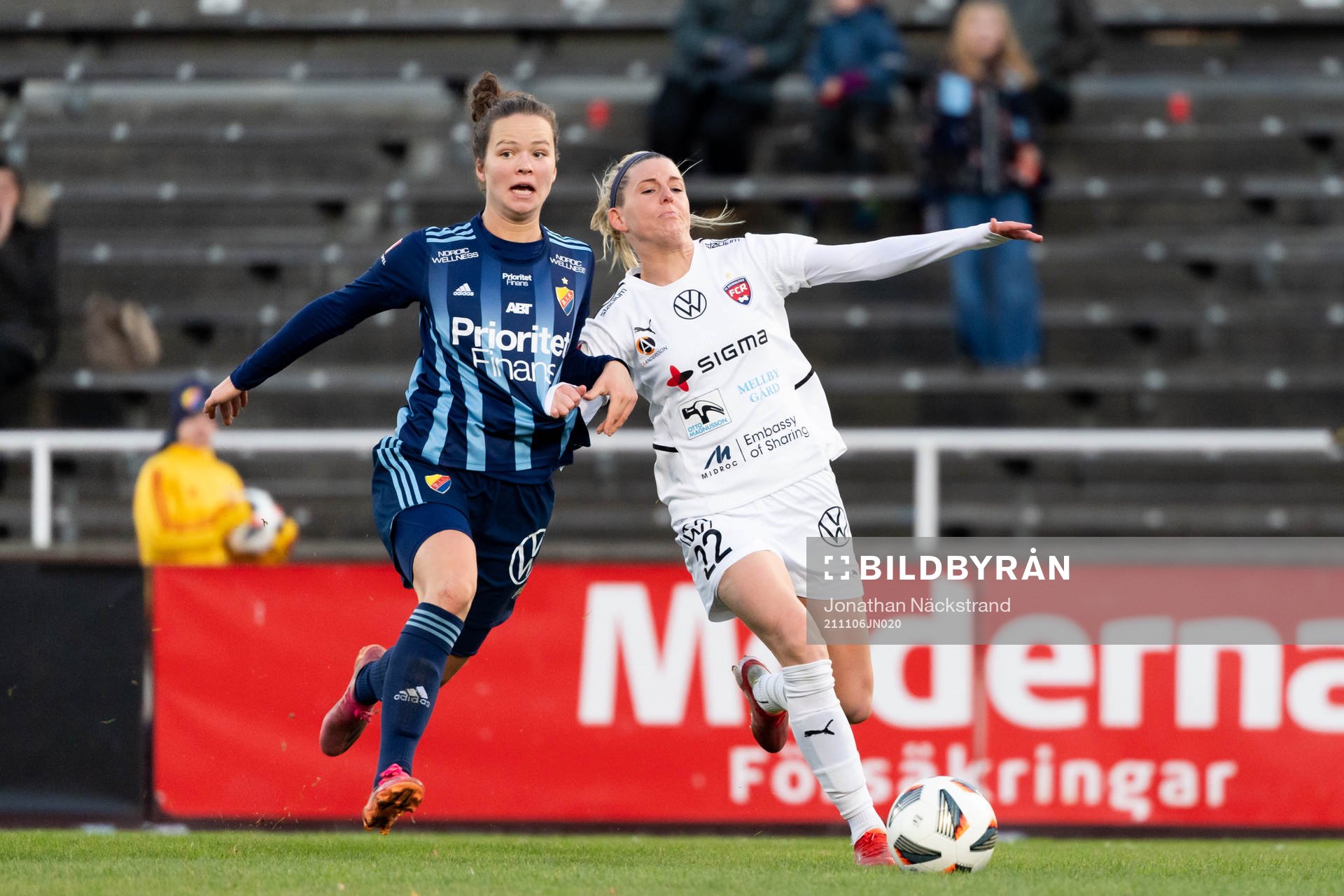 Djurgårdens Julia Walentowicz och Rosengårds Olivia