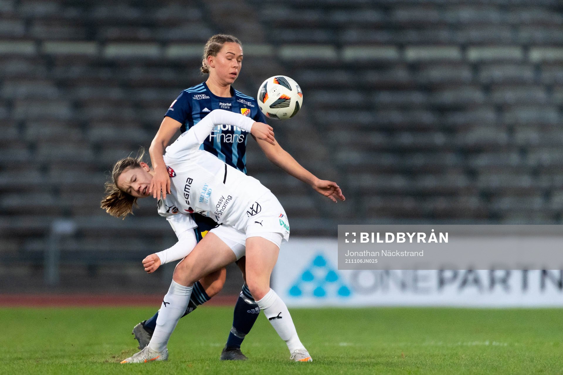 Djurgårdens Hanna Ekengren och  Rosengårds Bea Sprung