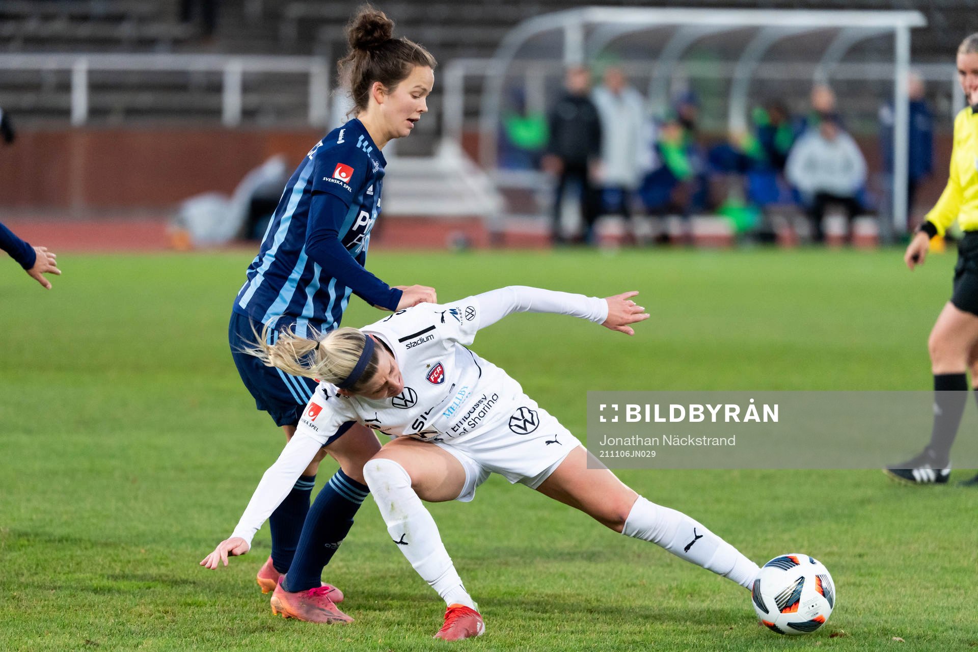 Djurgårdens Julia Walentowicz och Rosengårds Olivia