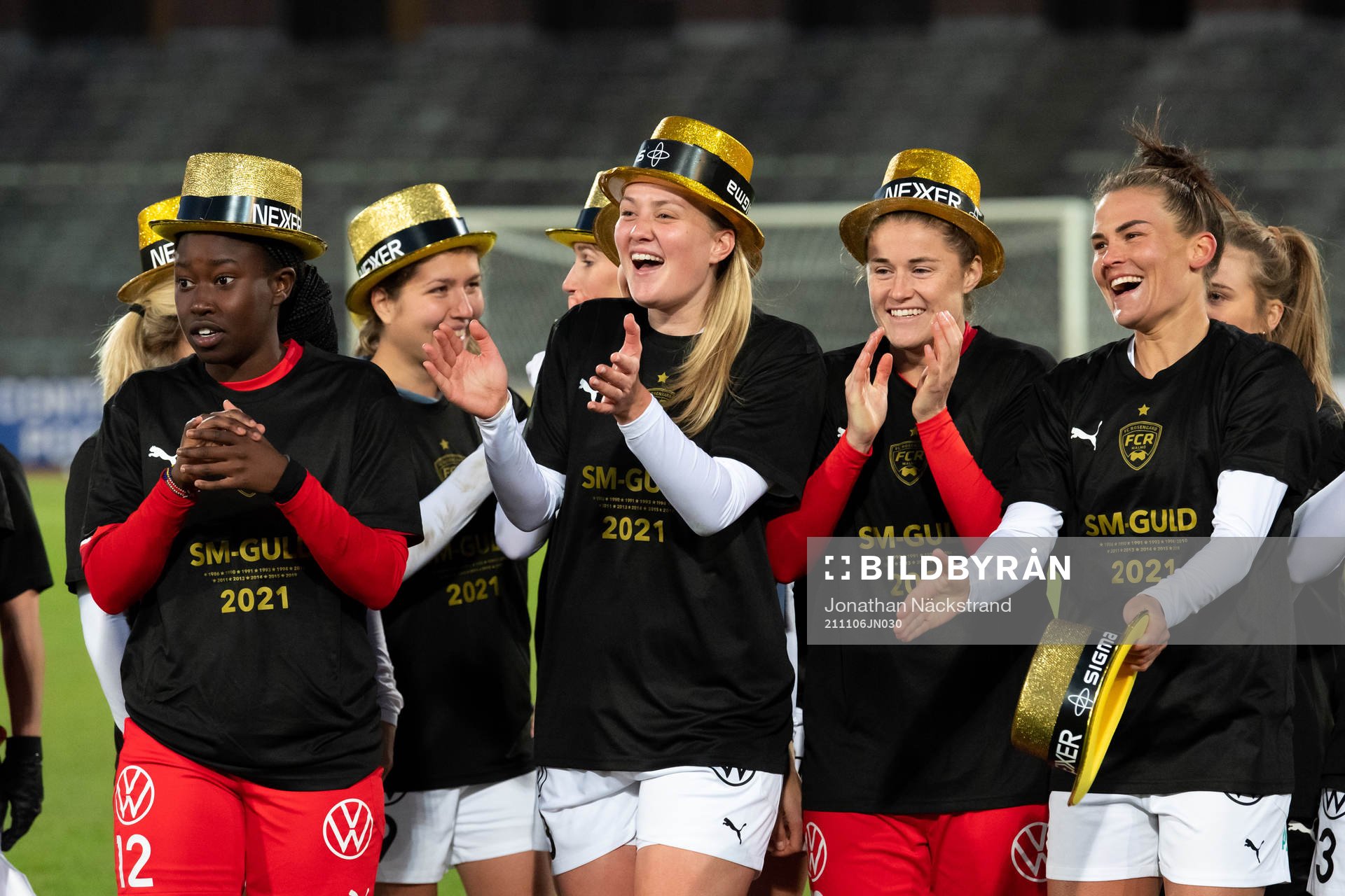 Rosengårds spelare jublar med guldhattar efter fotbollsmatchen i Damallsvenskan mellan Djurgården och FC Rosengård den 6 november 2021 i Stockholm.