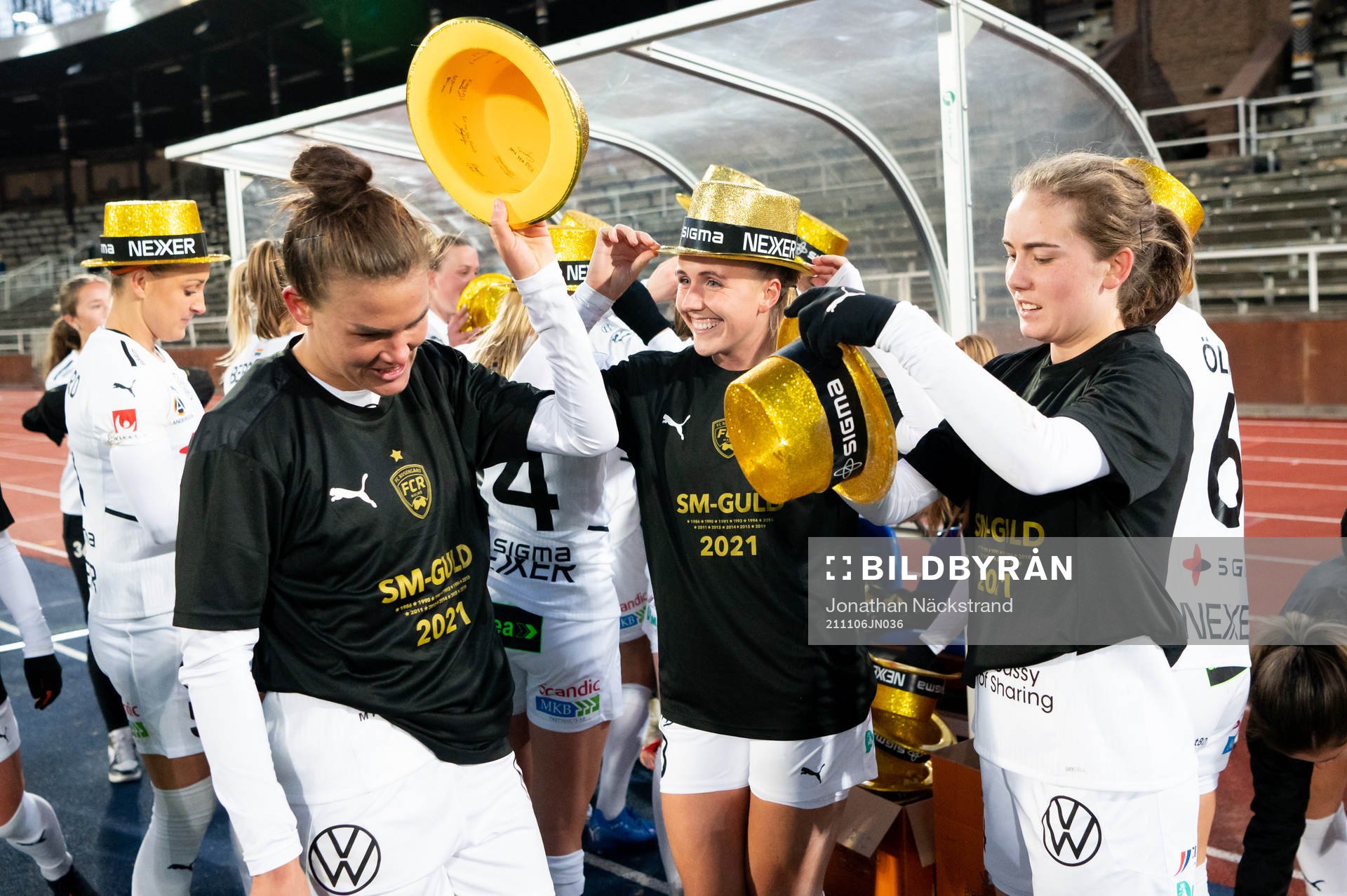 Rosengårds spelare jublar med guldhattar