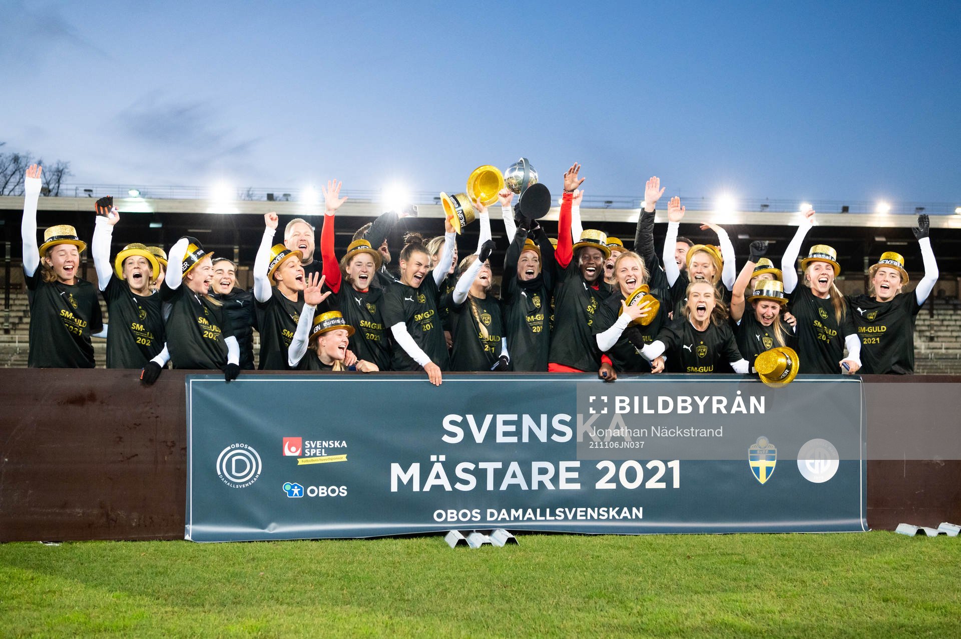 Rosengårds spelare jublar med pokalen
