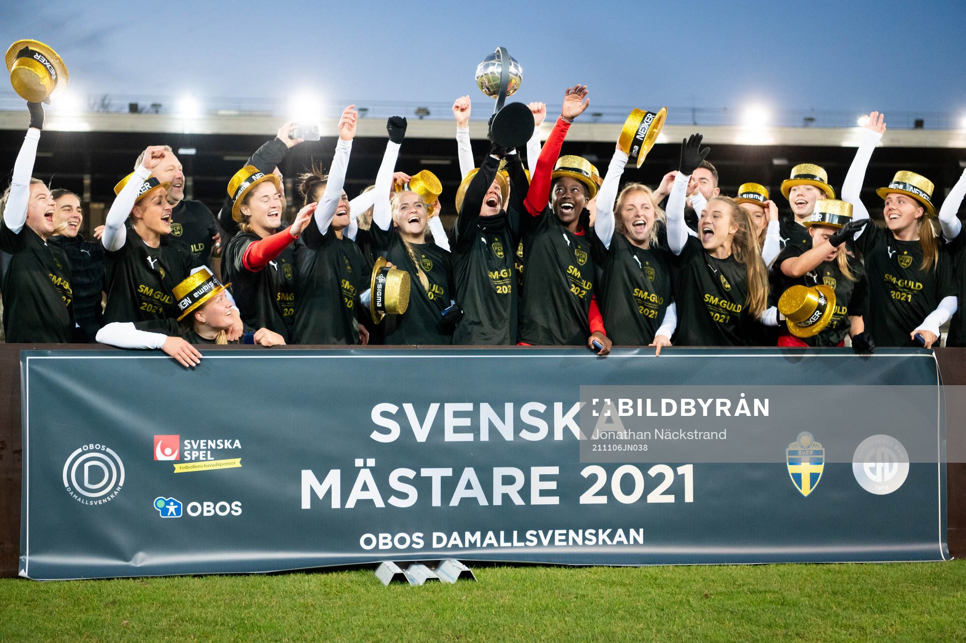 Rosengårds spelare jublar med pokalen