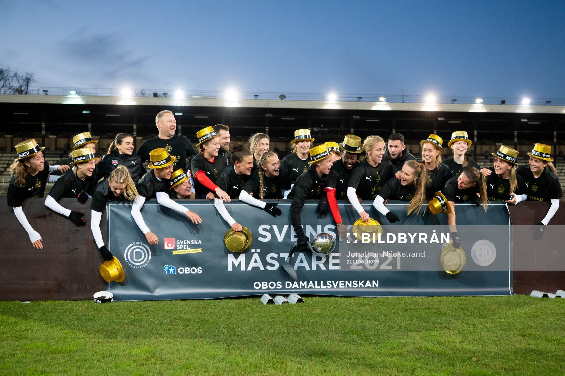Rosengårds spelare jublar med pokalen efter fotbollsmatchen i Damallsvenskan mellan Djurgården och FC Rosengård den 6 november 2021 i Stockholm.