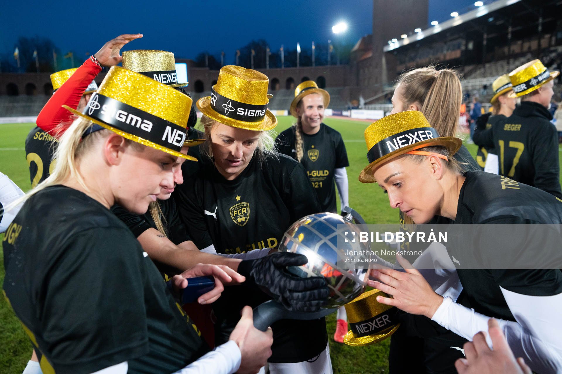 Rosengårds spelare jublar med pokalen efter fotbollsmatchen i Damallsvenskan mellan Djurgården och FC Rosengård den 6 november 2021 i Stockholm.