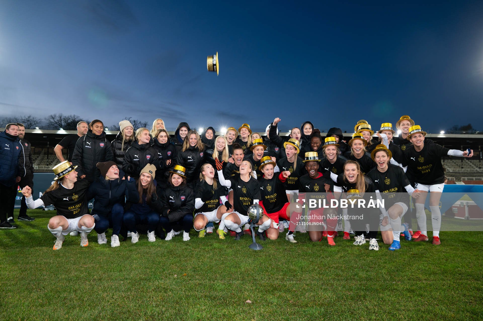 Rosengårds spelare jublar med pokalen