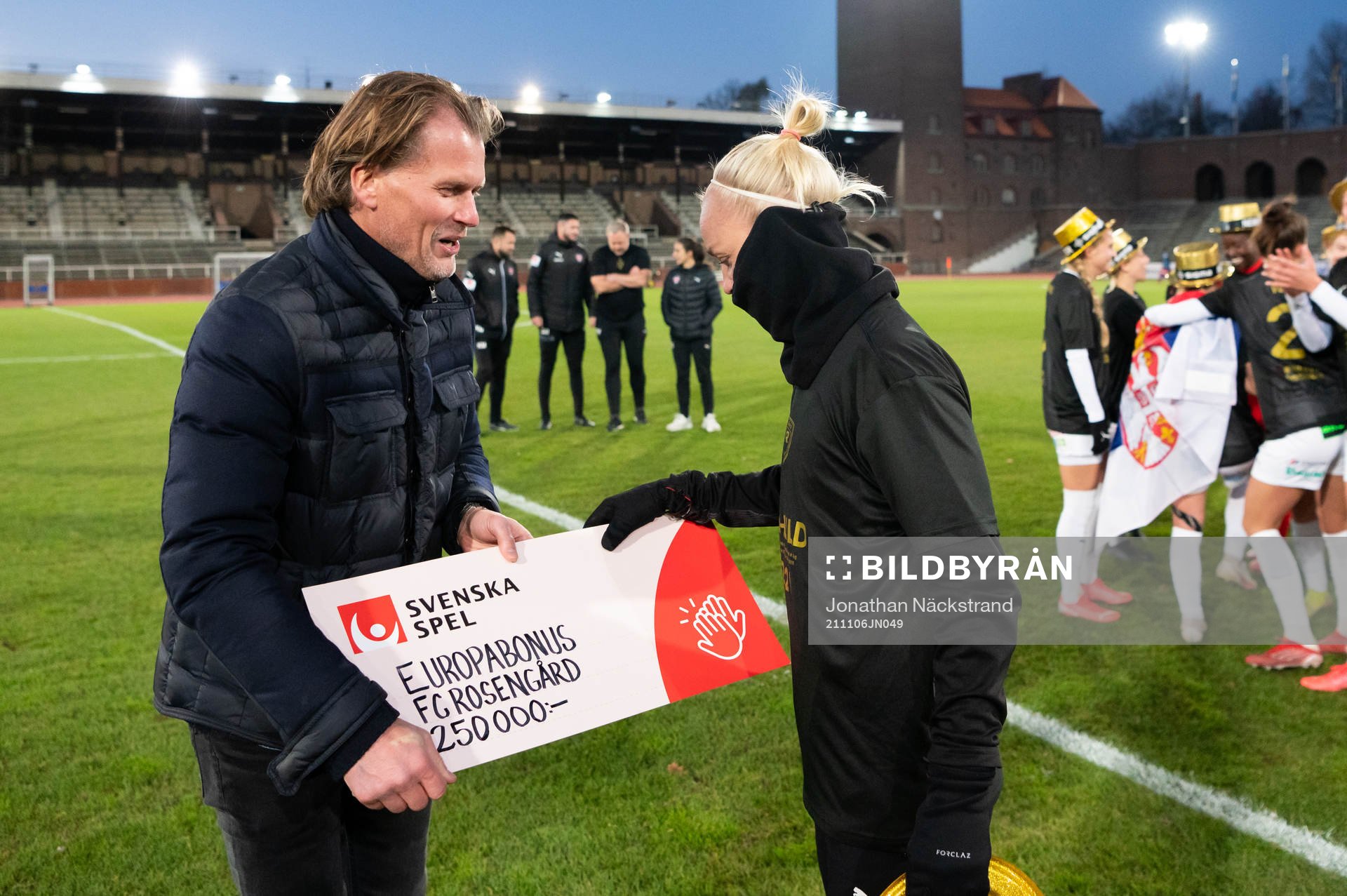 Fredrik Wastenson, Svenska Spel, lämnar över en  check