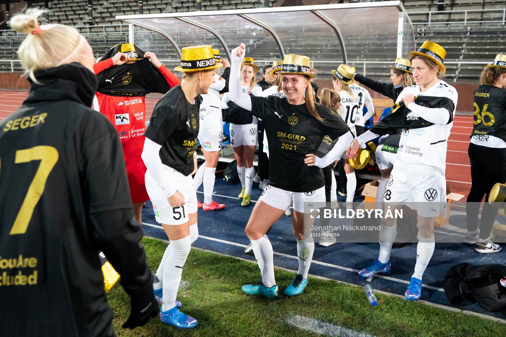 Rosengårds spelare jublar med guldhattar