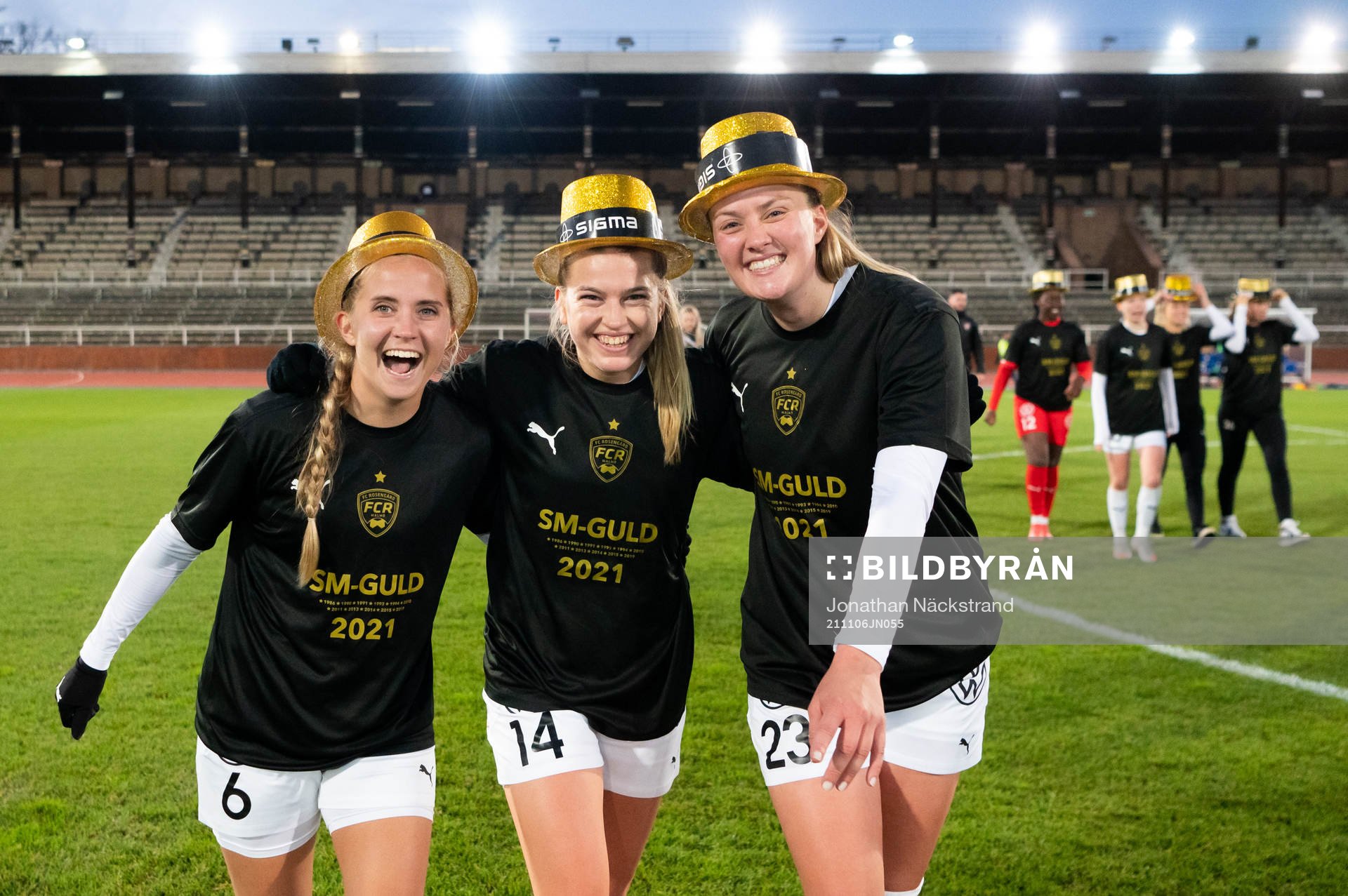 Rosengårds Ria Noora Minerva Öling, Charlotte Grant och Stefanie Sanders jublar med guldhattar efter fotbollsmatchen i Damallsvenskan mellan Djurgården och FC Rosengård den 6 november 2021 i Stockholm.