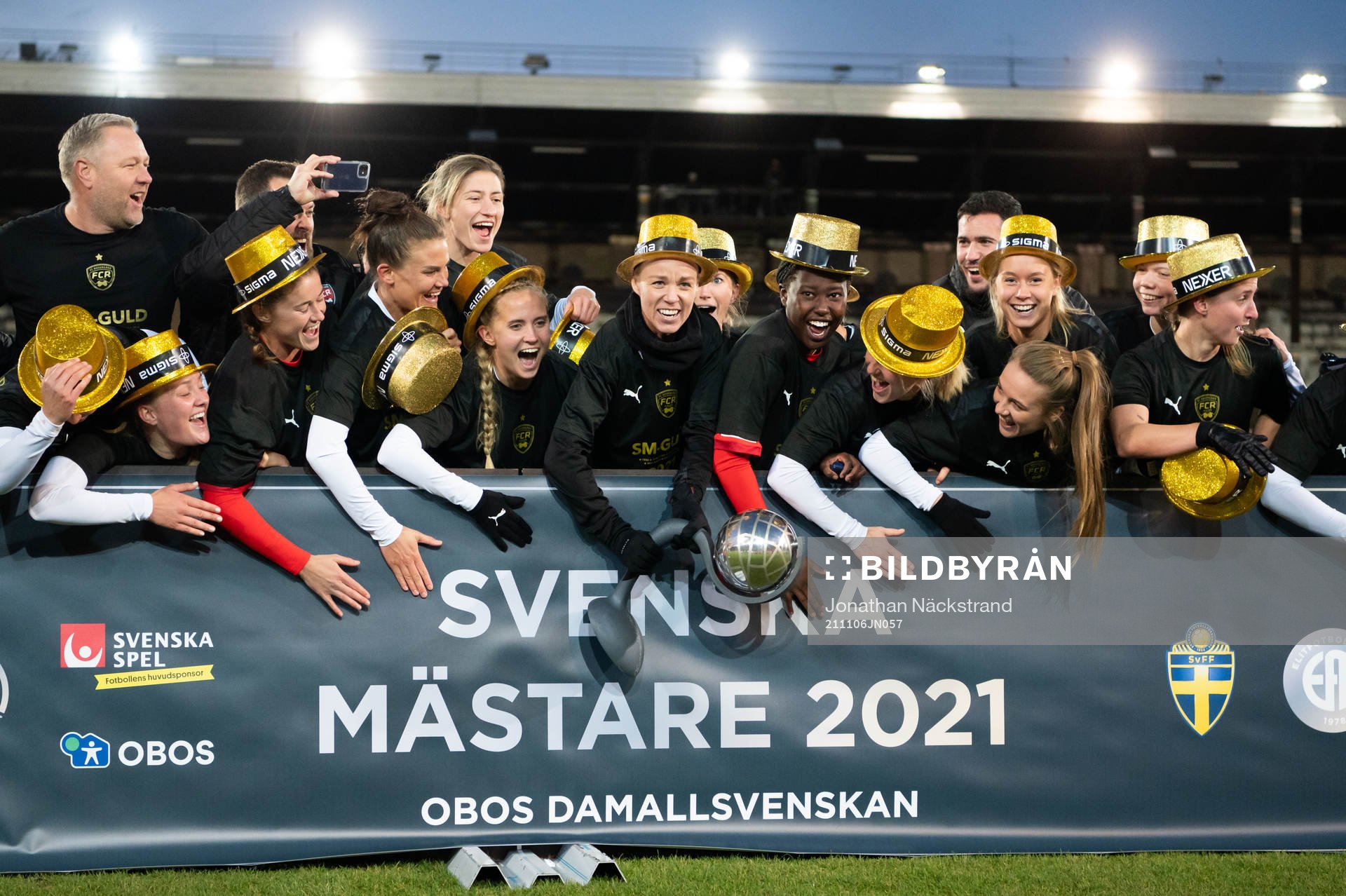Rosengårds spelare jublar med pokalen
