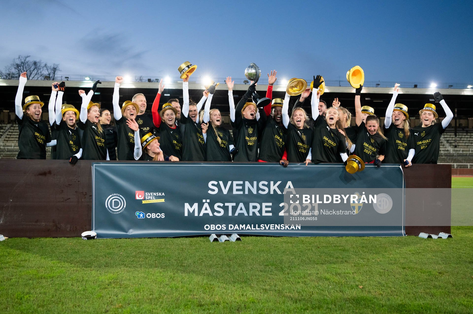 Rosengårds spelare jublar med pokalen