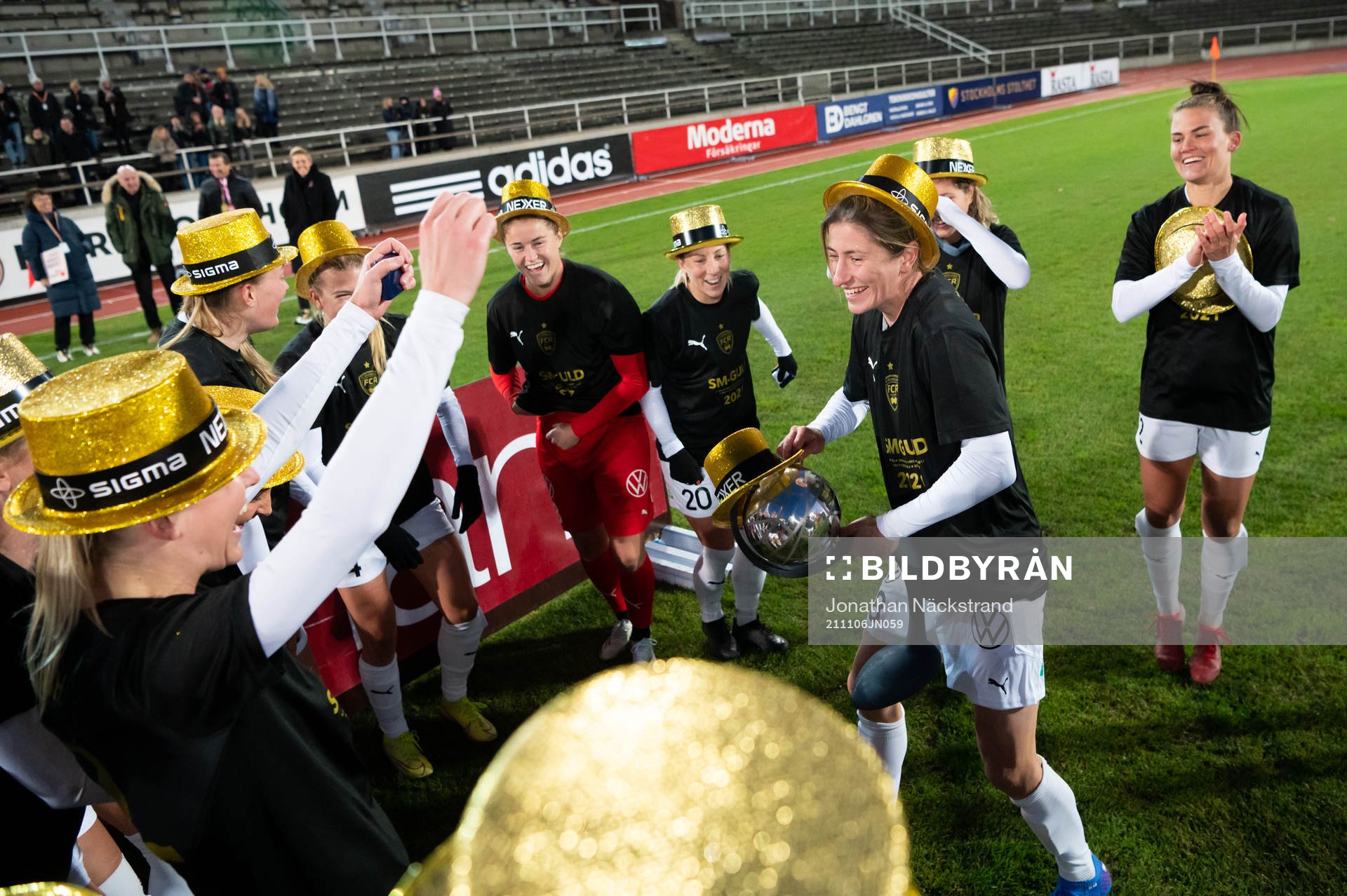 Rosengårds spelare jublar med pokalen
