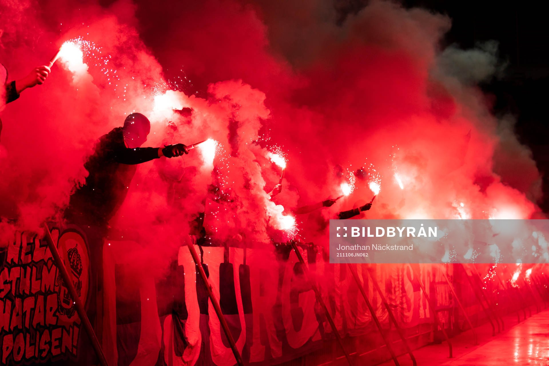 Djurgårdens supportrar eldar bengaler innan