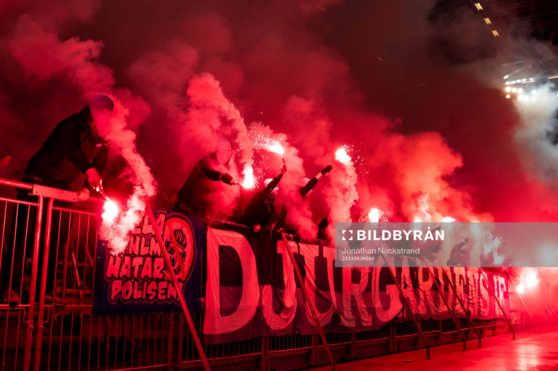 Djurgårdens supportrar eldar bengaler innan