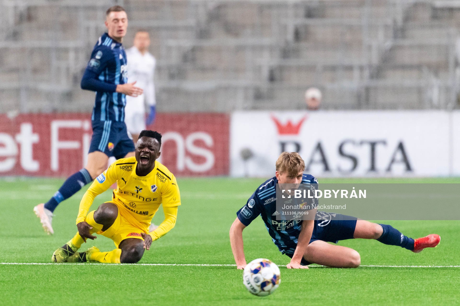 Halmstads Thomas Boakye och Djurgårdens Rasmus Schüller