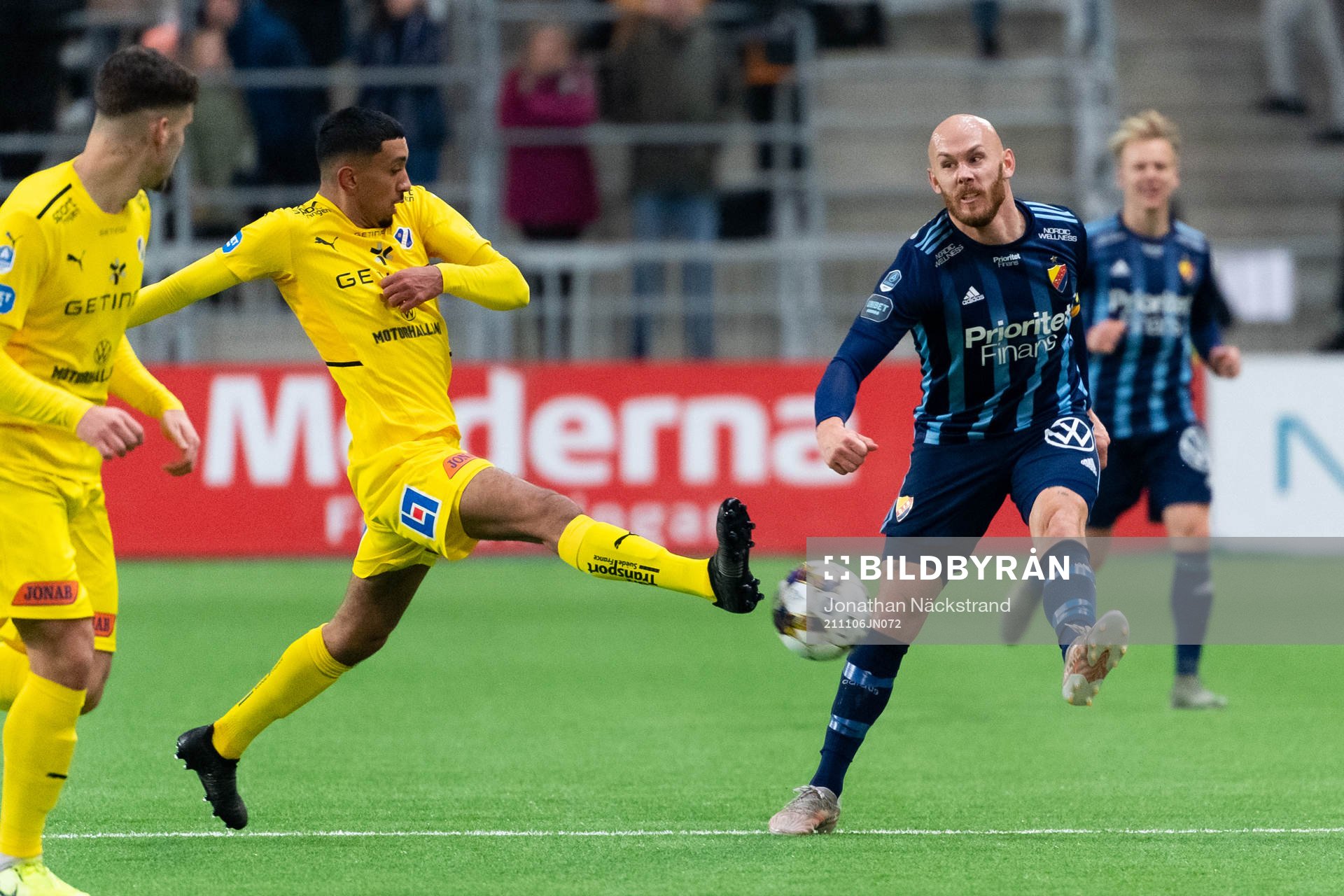 Halmstads Amir Al-Ammari och Djurgårdens Magnus Eriksson